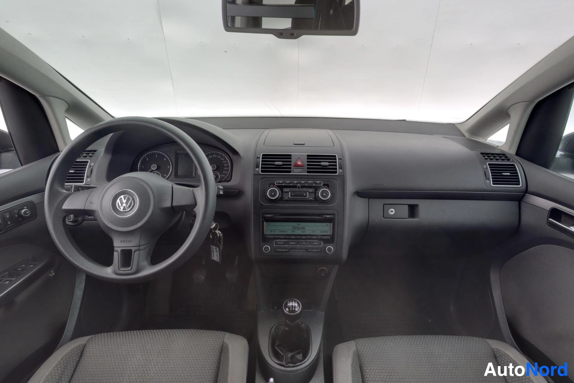 Musta Volkswagen Touran 2011, ohjaamo, kuva 9