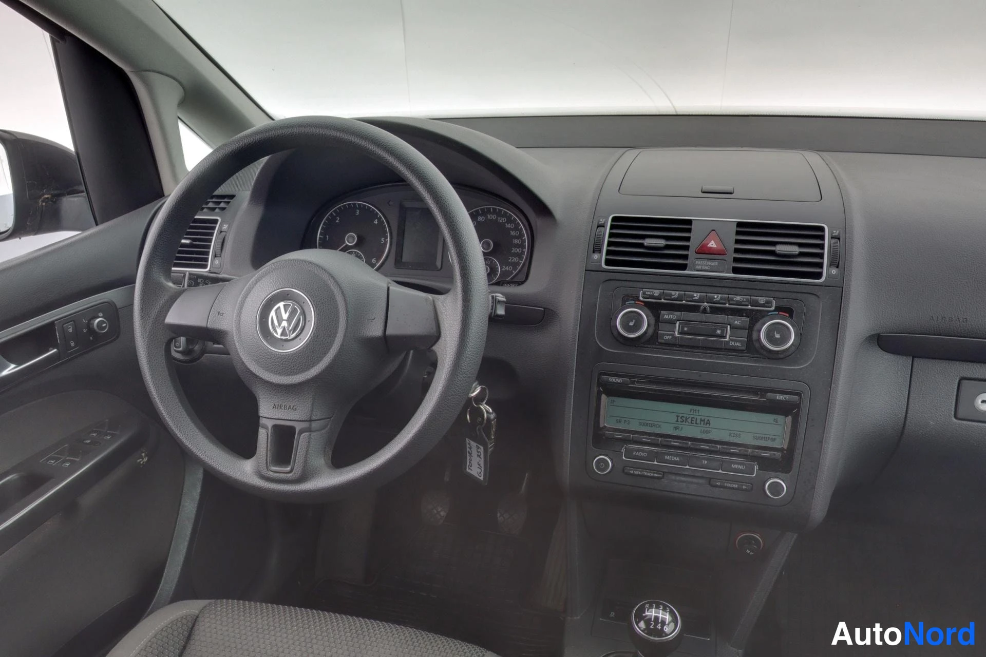 Musta Volkswagen Touran 2011, ohjaamo, kuva 10