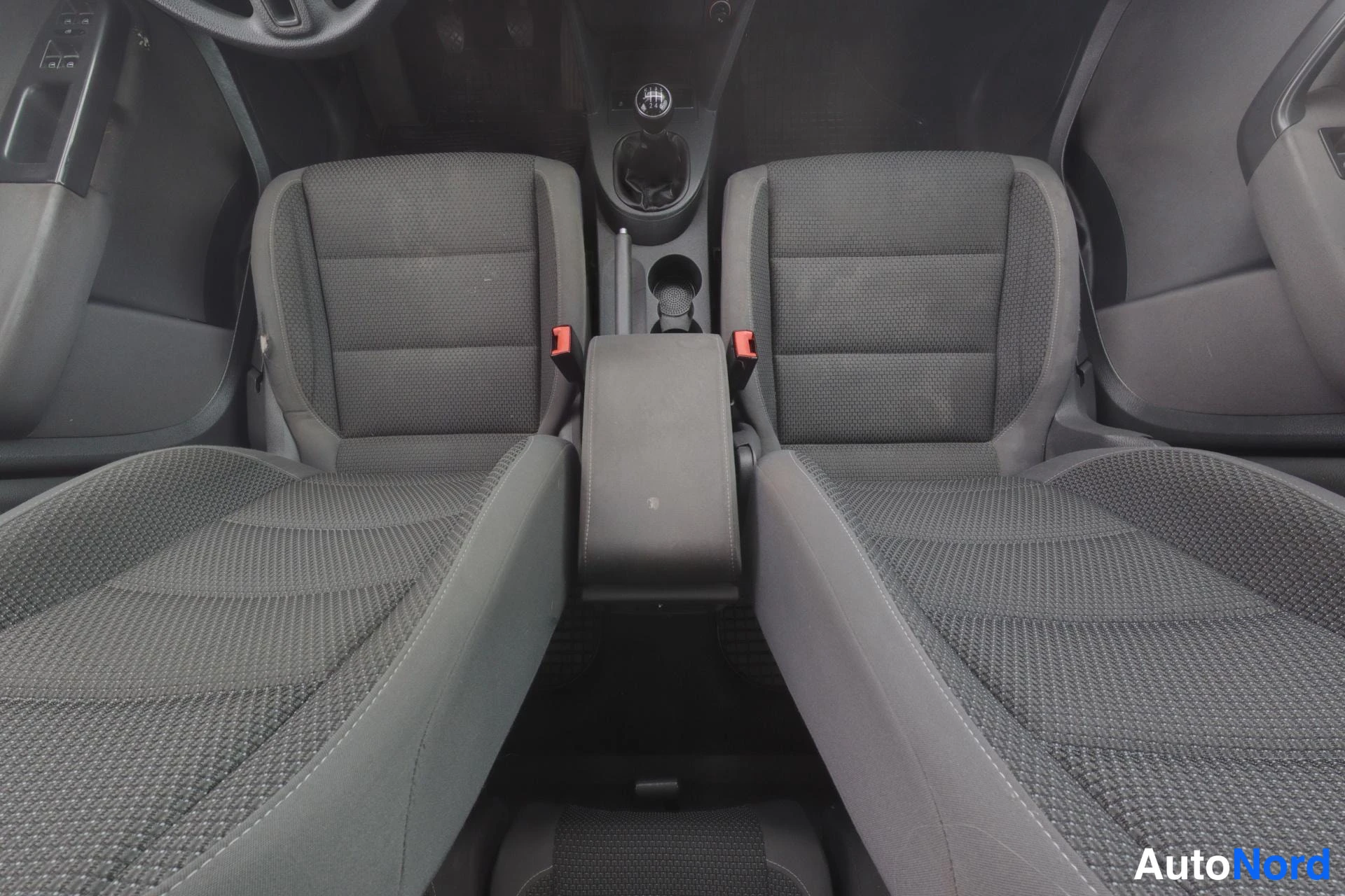 Musta Volkswagen Touran 2011, etuistuimet, kuva 12