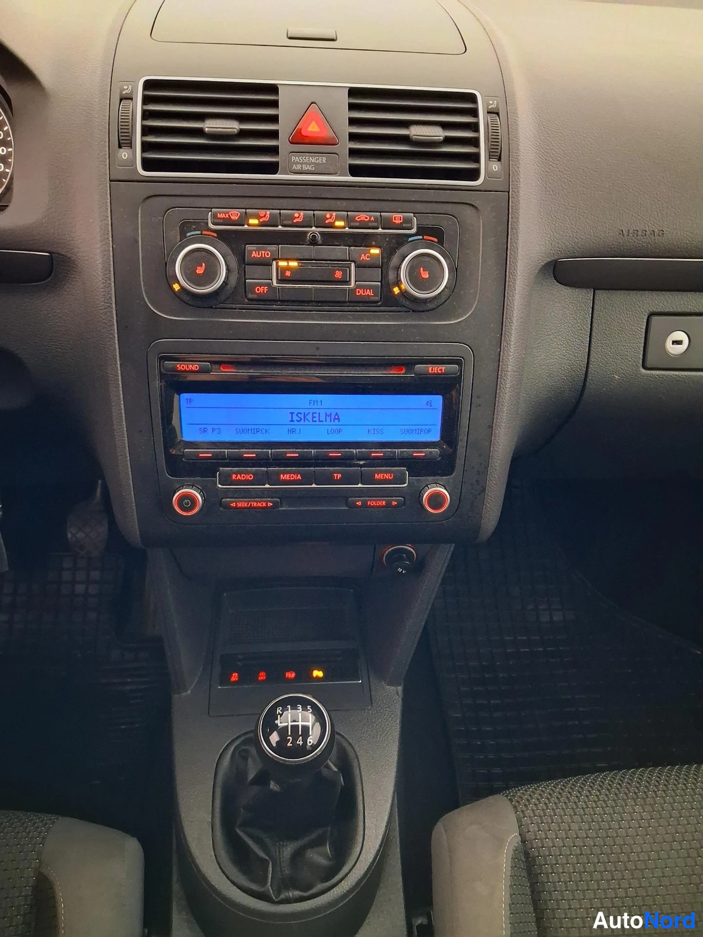Musta Volkswagen Touran 2011, ohjaamo, kuva 11