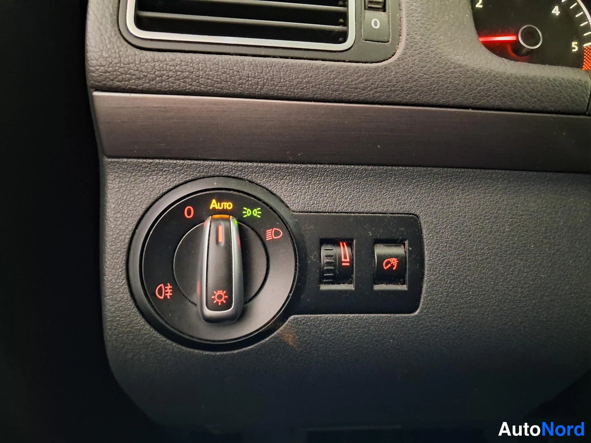 Musta Volkswagen Touran 2011, yksityiskohta, kuva 19