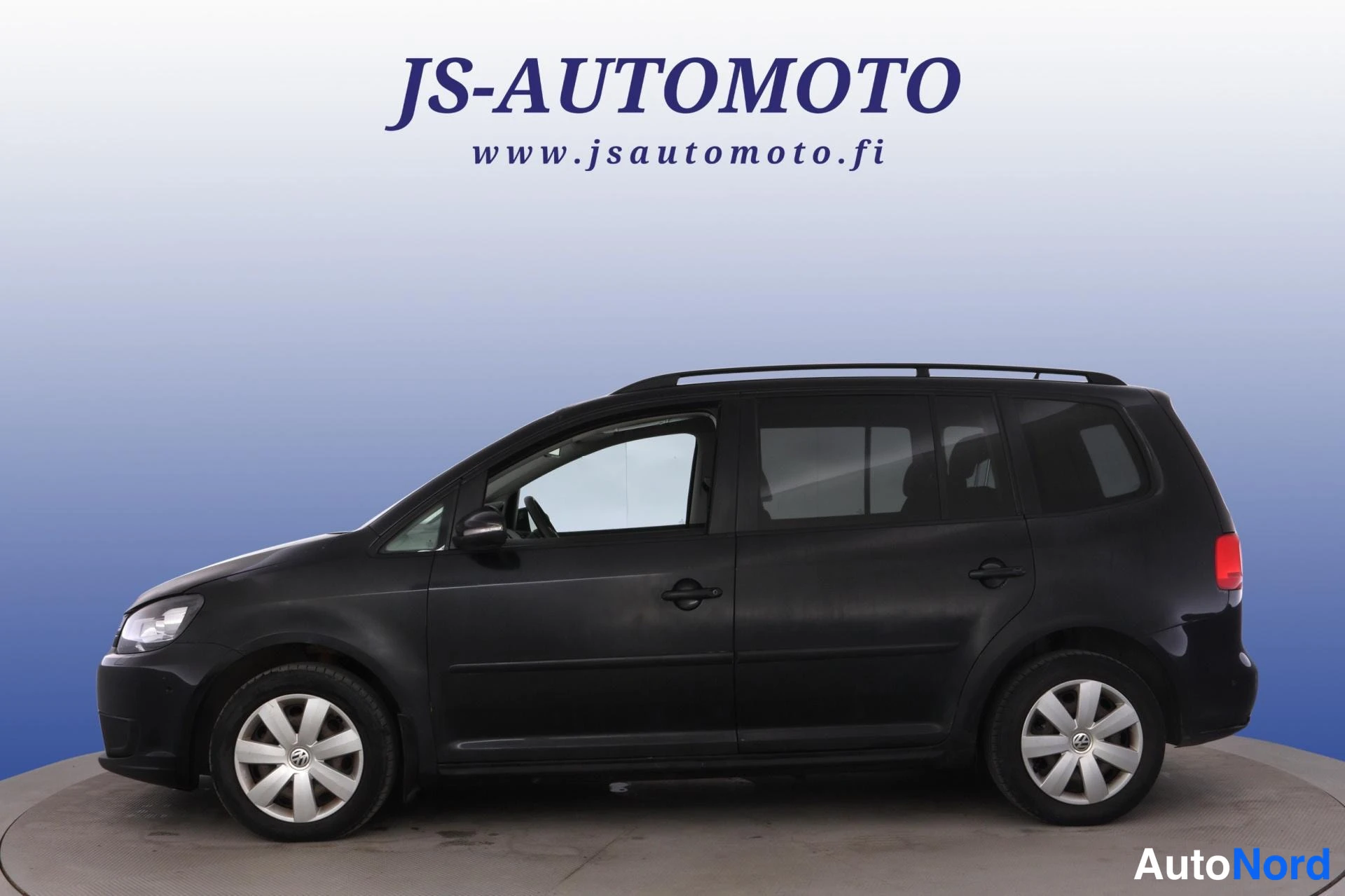 Musta Volkswagen Touran 2011, etuviisto, keula vasemmalle, kuva 2