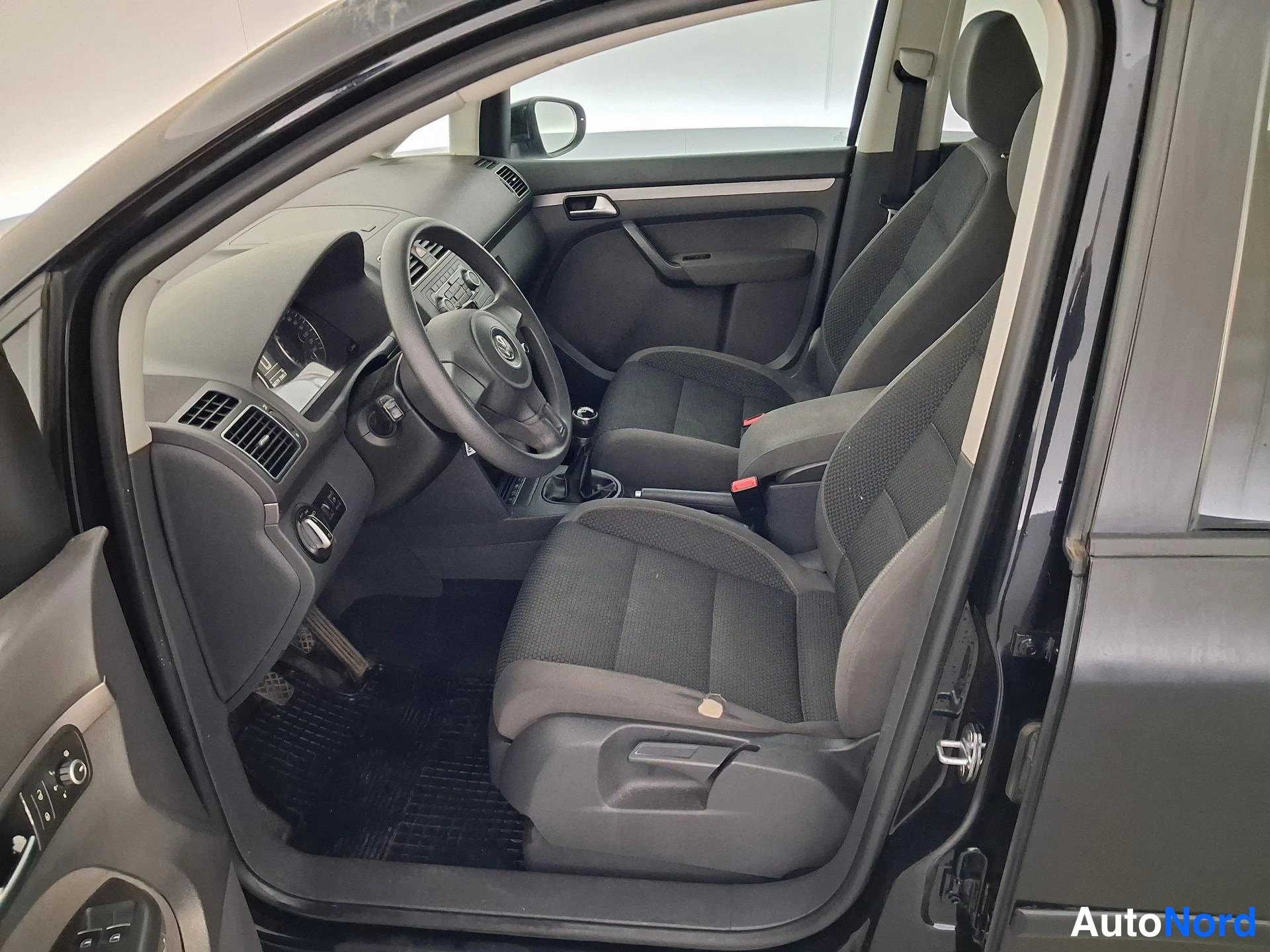 Musta Volkswagen Touran 2011, ohjaamo, kuva 7