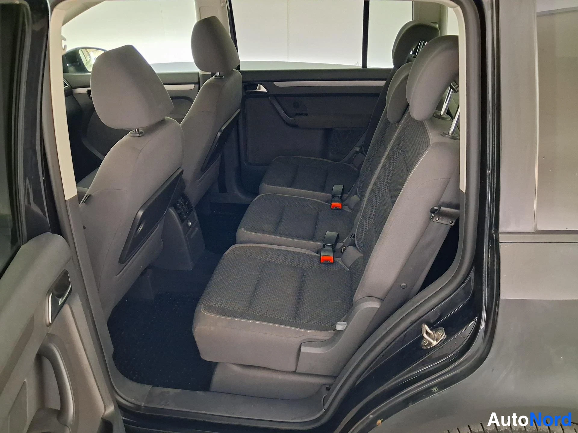 Musta Volkswagen Touran 2011, takaistuimet, kuva 13