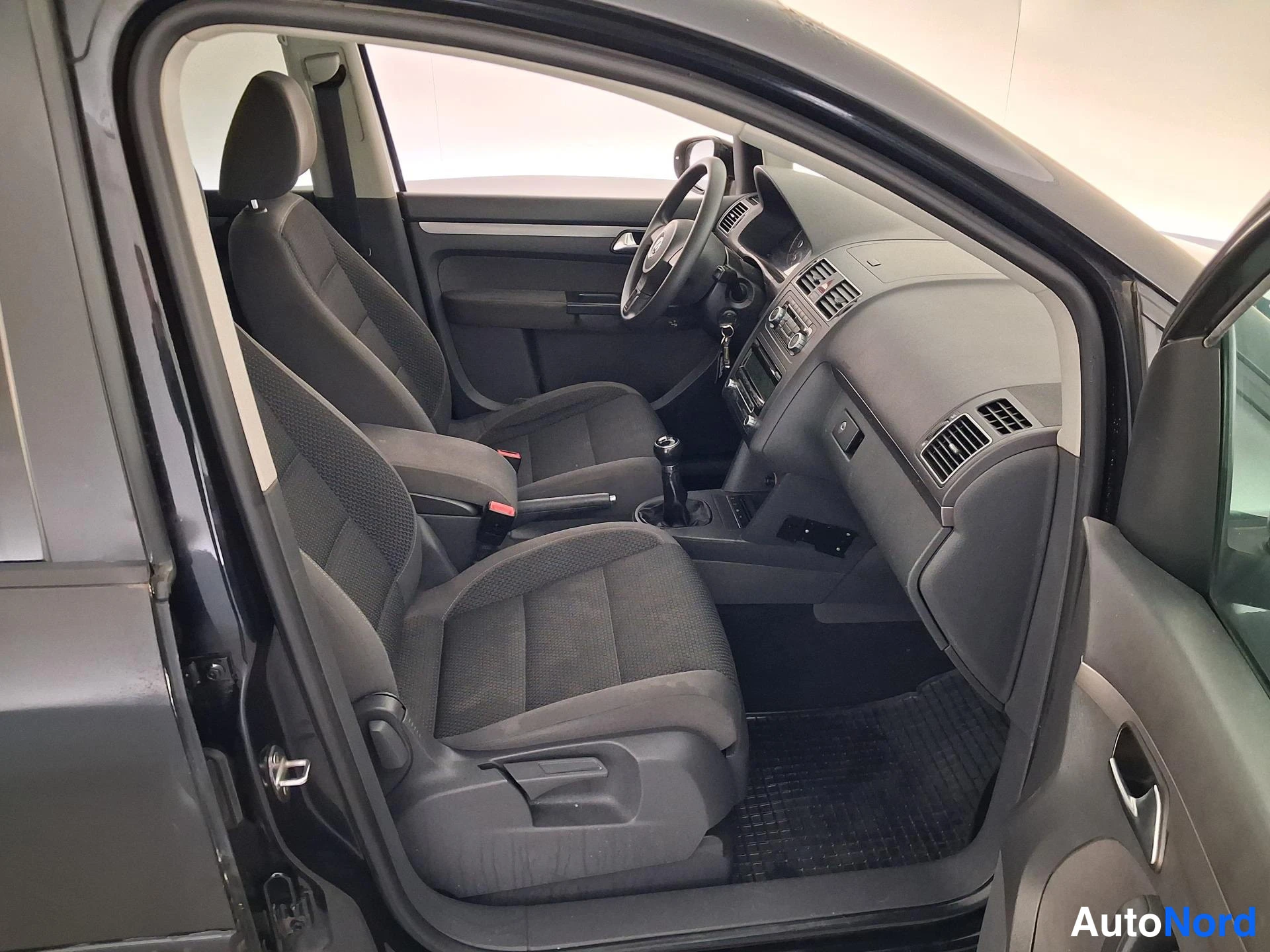 Musta Volkswagen Touran 2011, ohjaamo, kuva 8