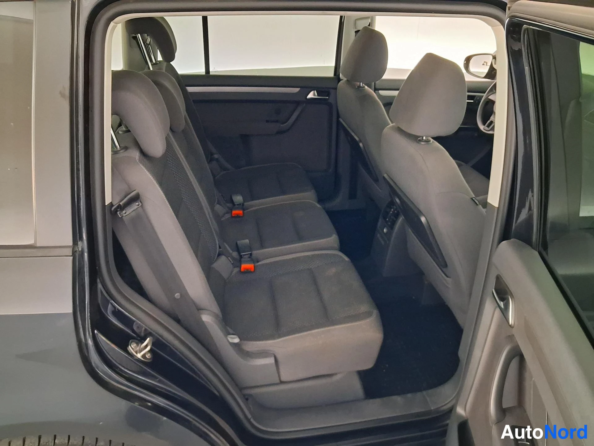 Musta Volkswagen Touran 2011, takaistuimet, kuva 14