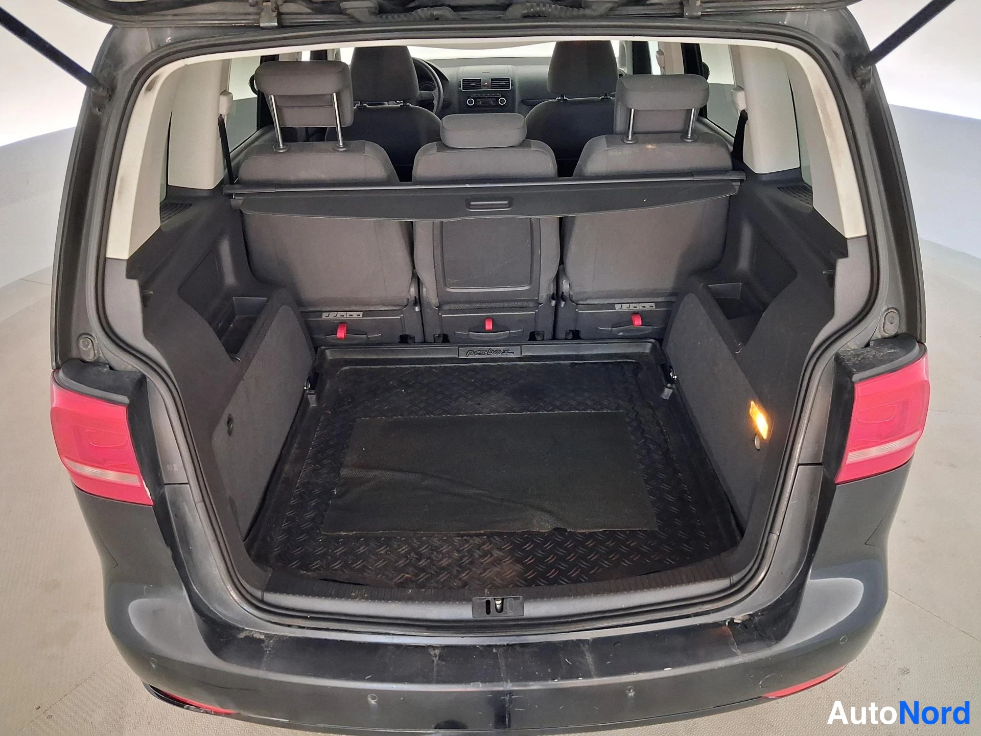 Musta Volkswagen Touran 2011, tavaratila, kuva 16