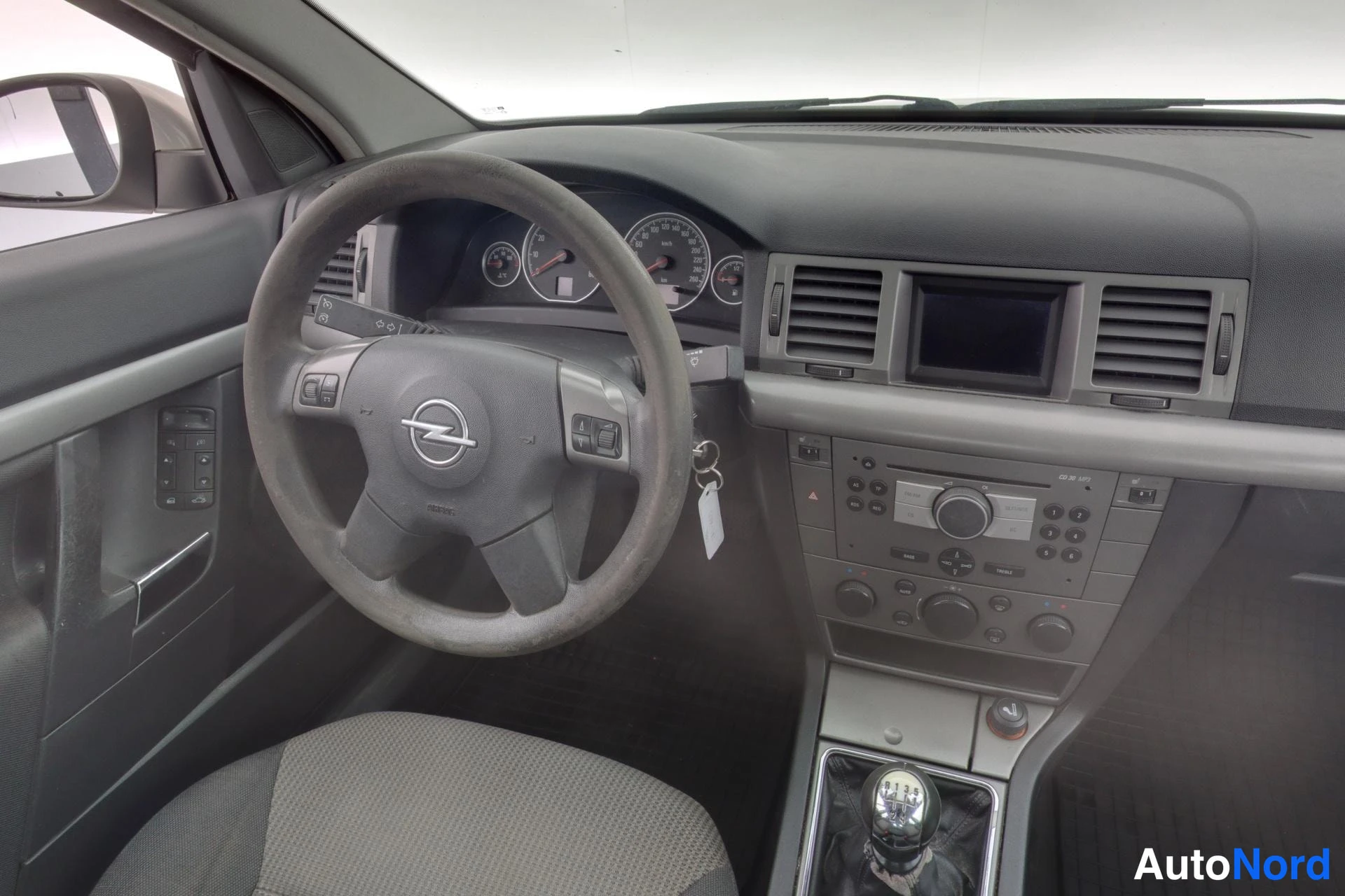 Brun Opel Vectra 2005, förarplats, bild 9