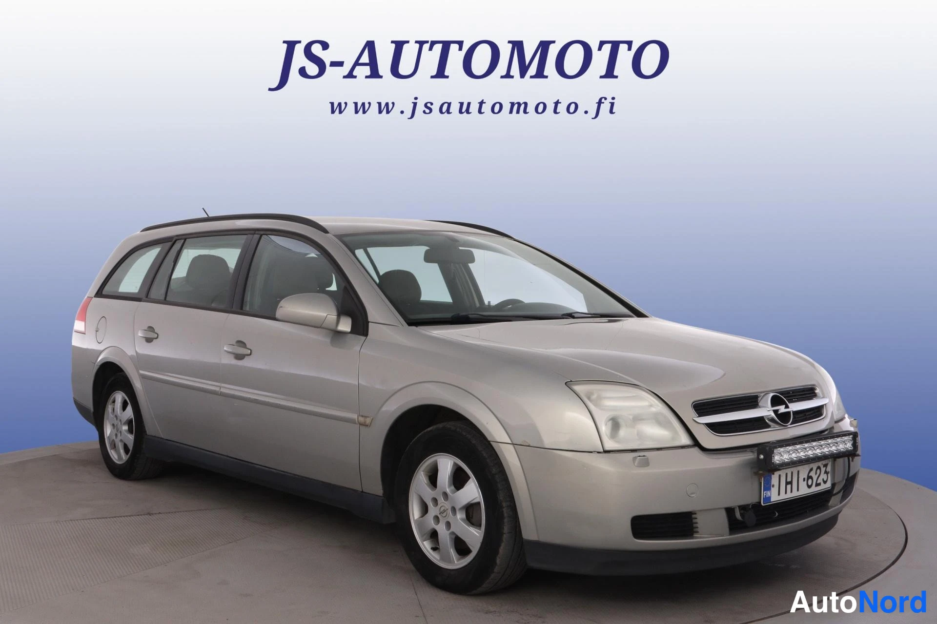 Brun Opel Vectra 2005, snett framifrån, fronten åt höger, bild 2