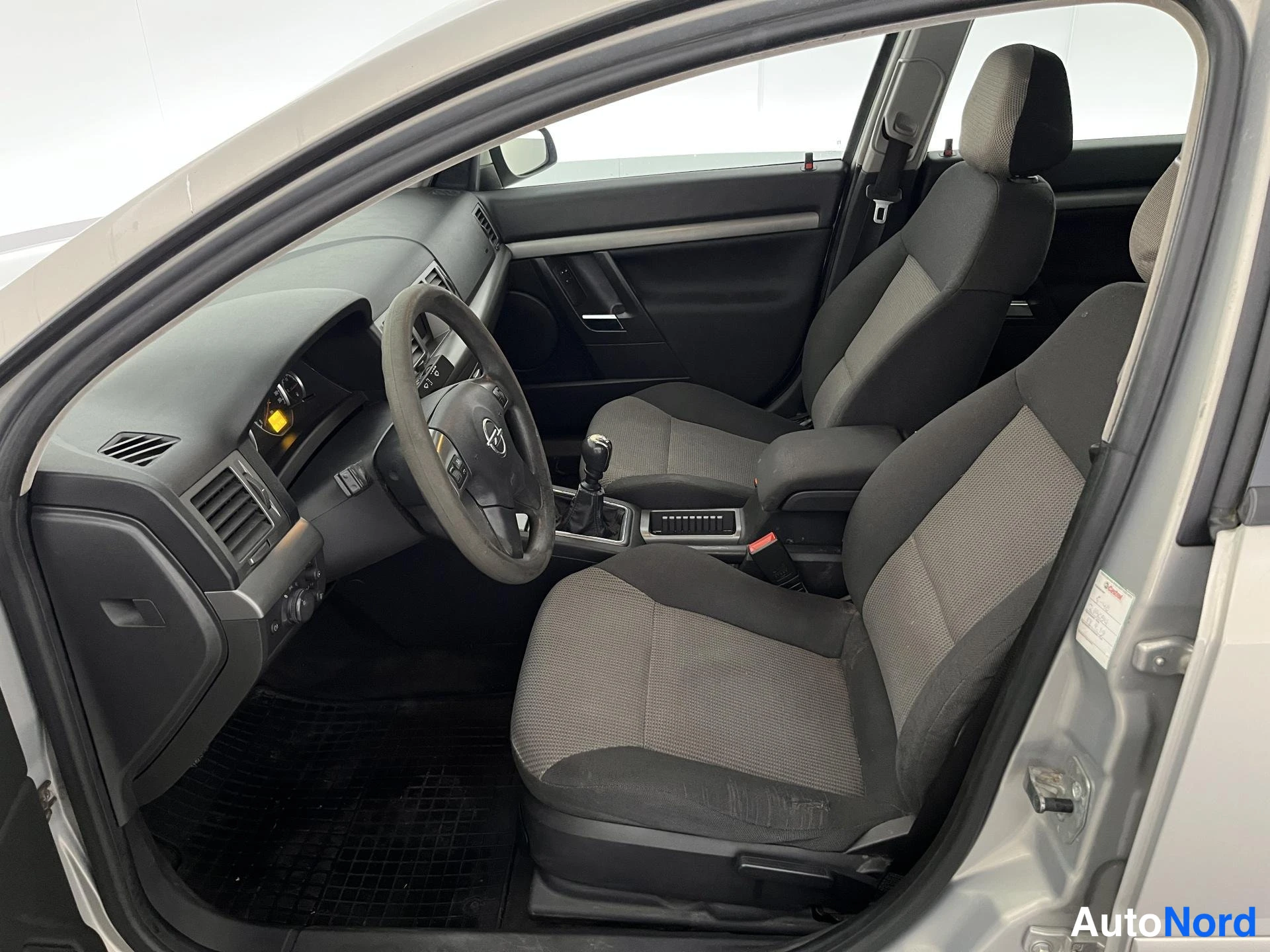 Brun Opel Vectra 2005, förarplats, bild 7