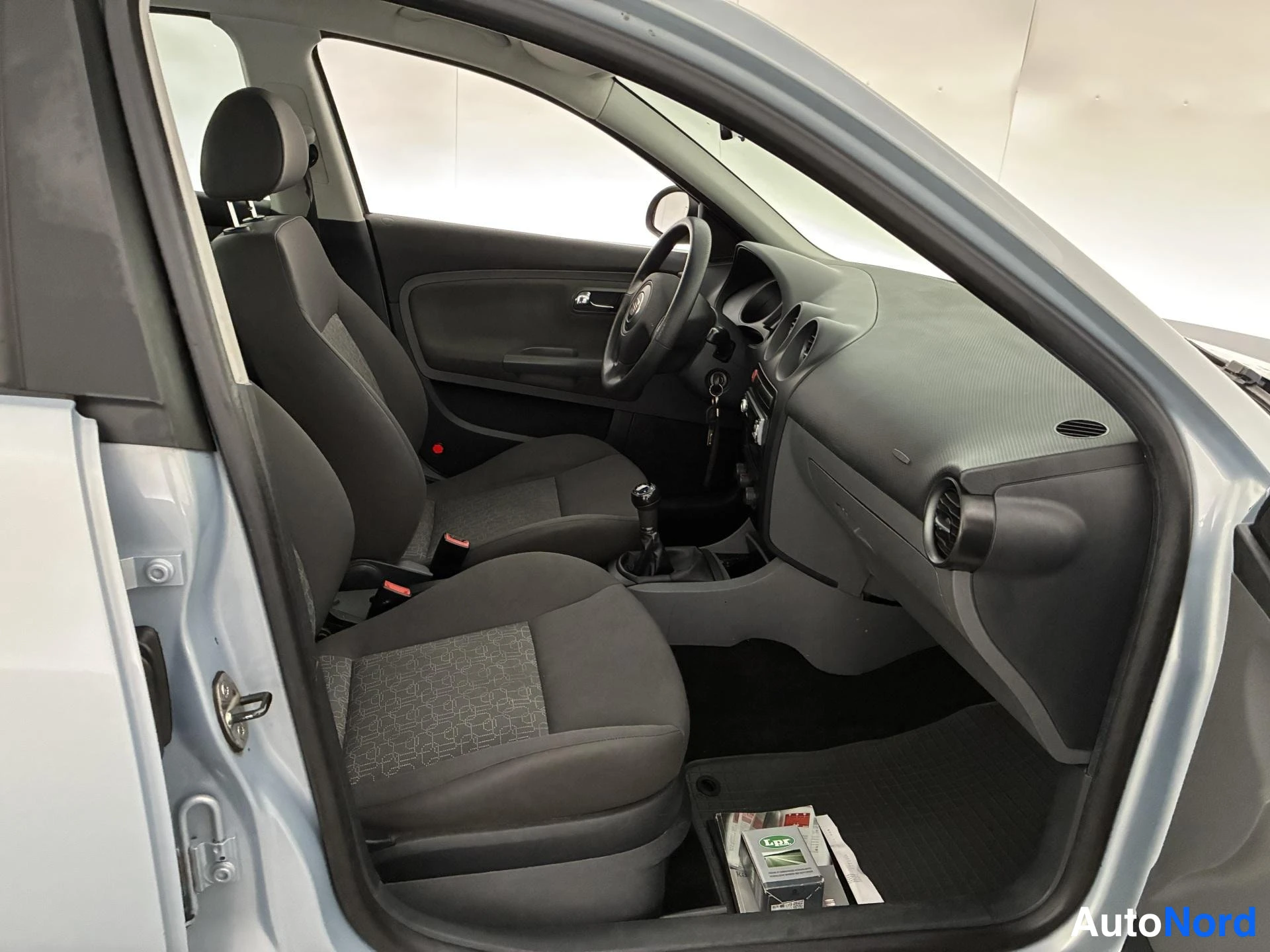 Sininen Seat Cordoba 2006, ohjaamo, kuva 7