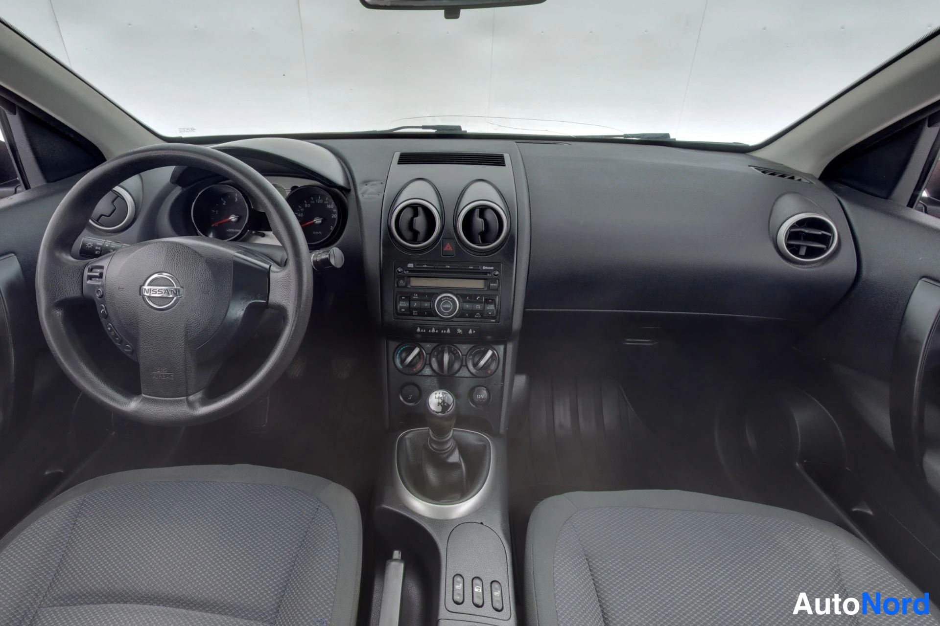 Punainen Nissan Qashqai 2007, ohjaamo, kuva 8