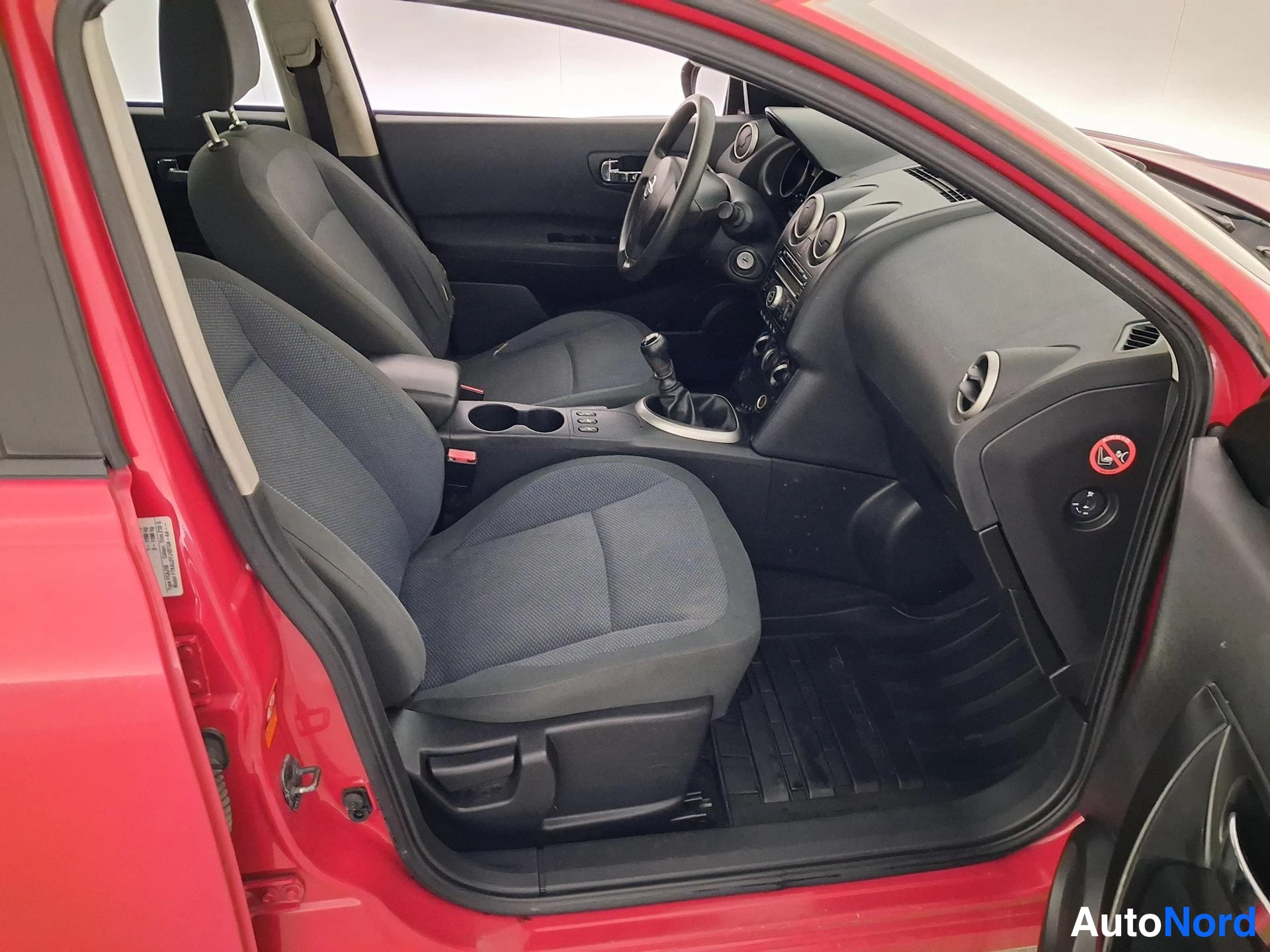 Punainen Nissan Qashqai 2007, etuistuimet, kuva 10