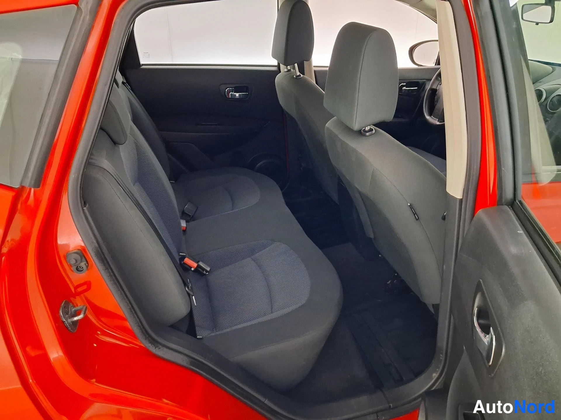 Punainen Nissan Qashqai 2007, takaistuimet, kuva 12