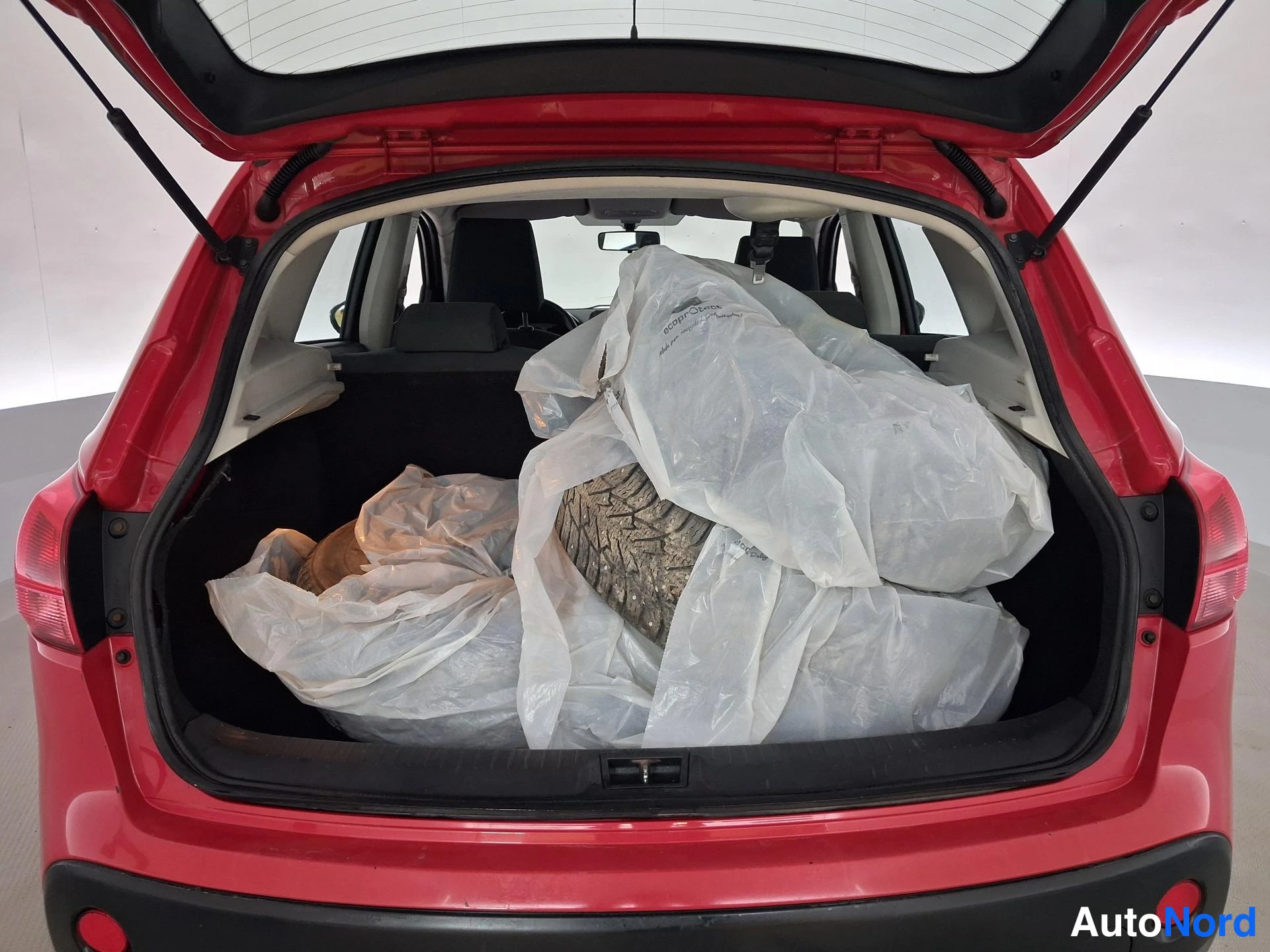 Punainen Nissan Qashqai 2007, tavaratila, kuva 13