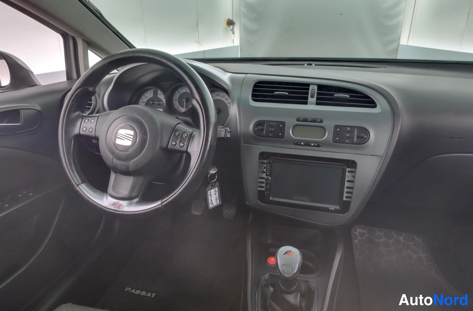 Harmaa Seat Leon 2007, ohjaamo, kuva 9