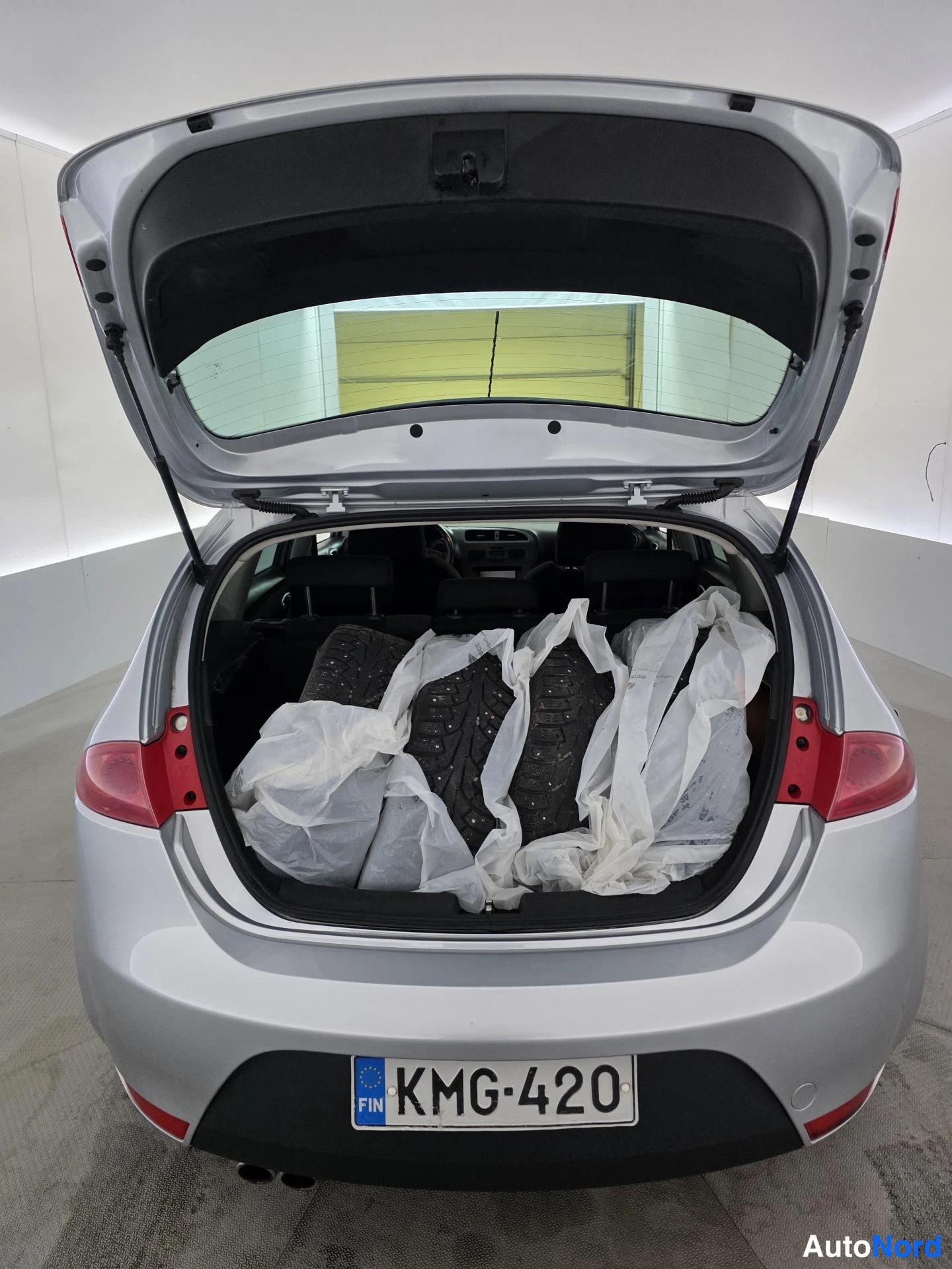 Harmaa Seat Leon 2007, tavaratila, kuva 17