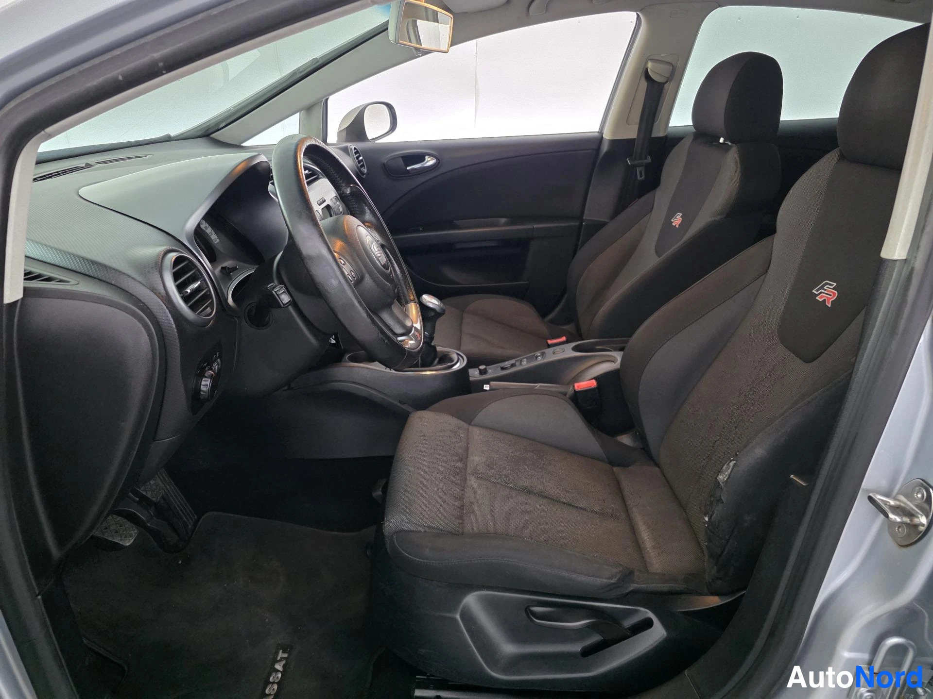 Harmaa Seat Leon 2007, etuistuimet, kuva 12