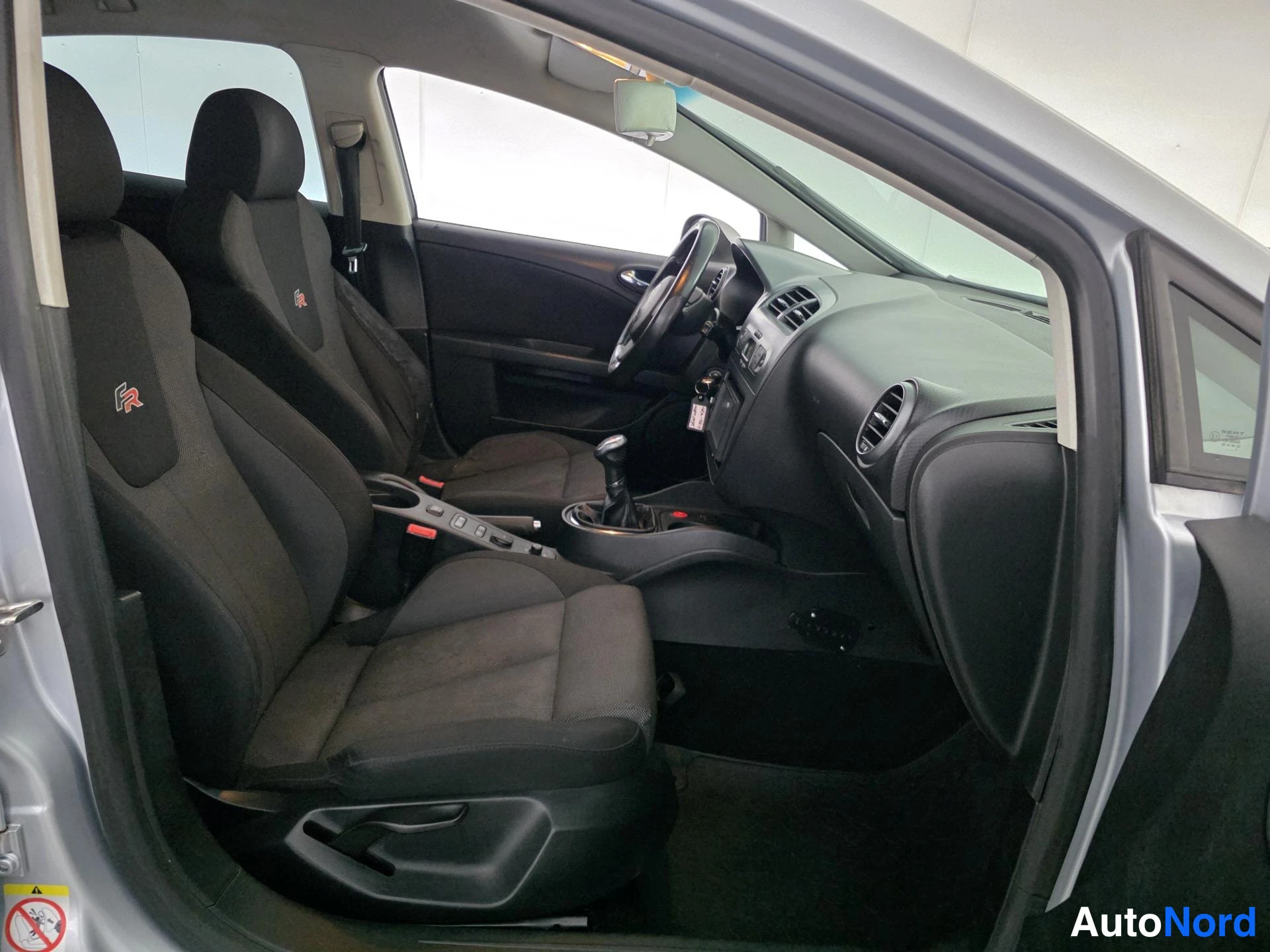 Harmaa Seat Leon 2007, ohjaamo, kuva 7