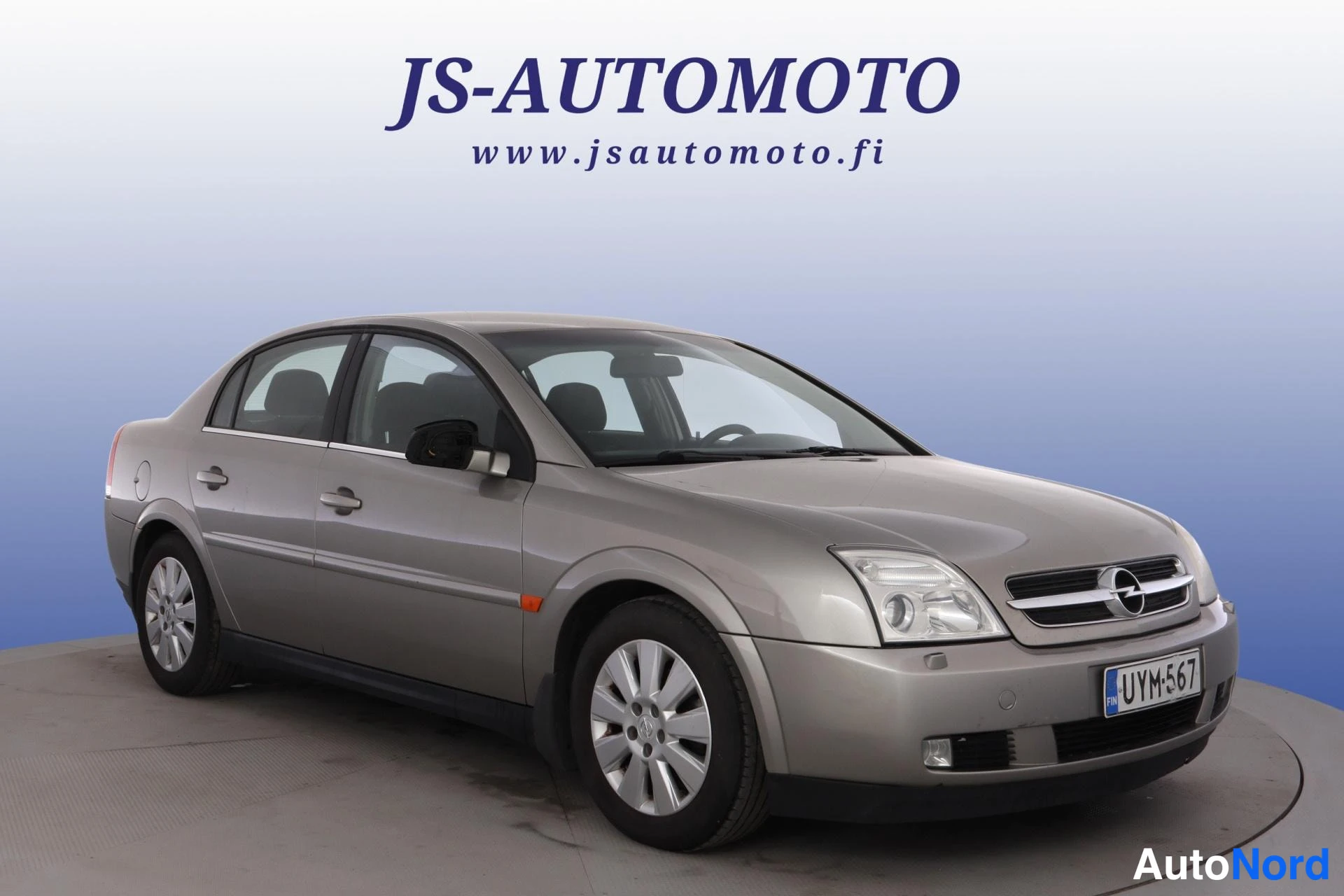 Grå Opel Vectra 2003, snett framifrån, fronten åt höger, bild 2