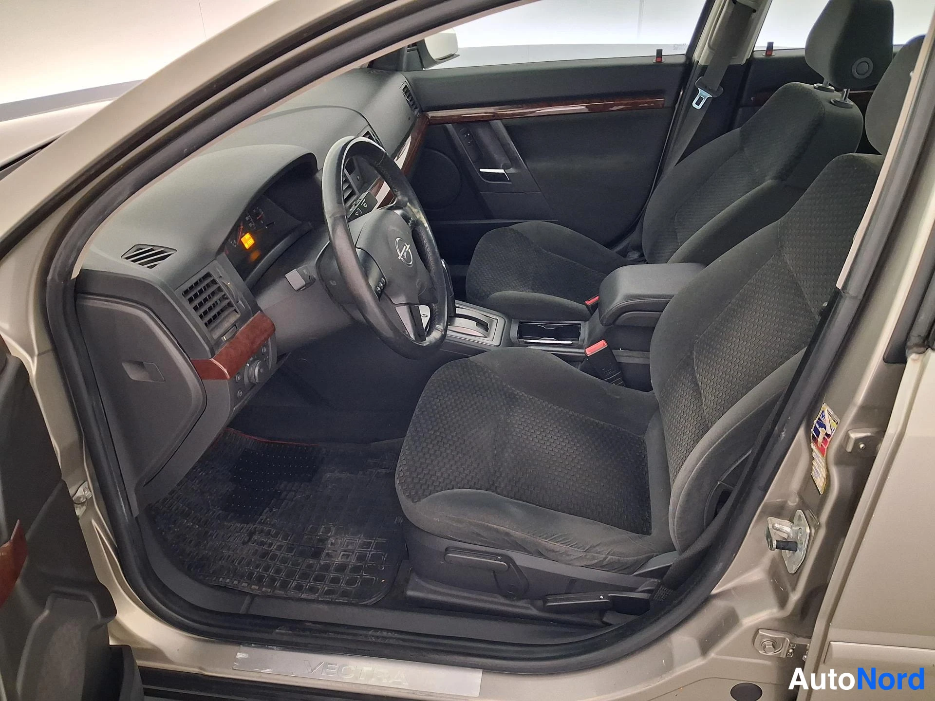 Grå Opel Vectra 2003, förarplats, bild 7