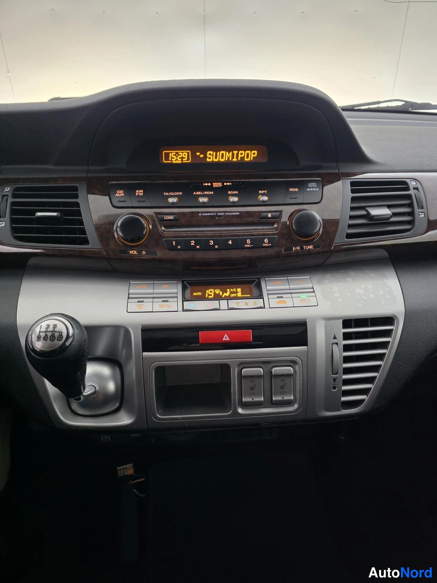 Musta Honda FR-V 2005, ohjaamo, kuva 12