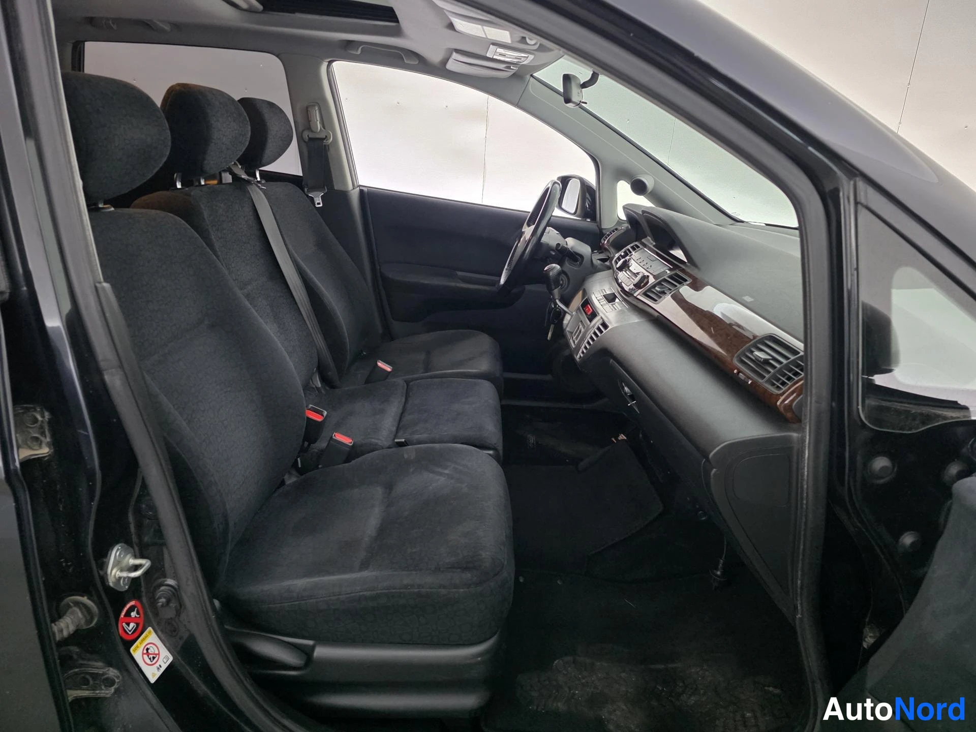 Musta Honda FR-V 2005, ohjaamo, kuva 8