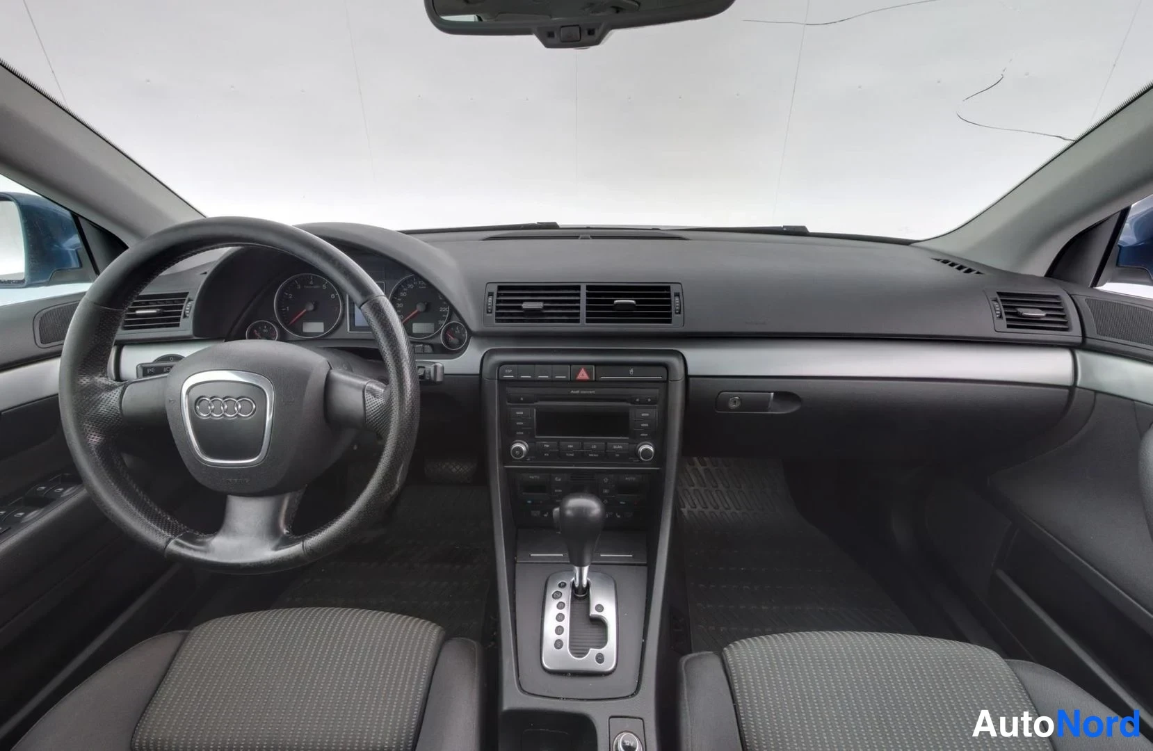 Sininen Audi A4 2008, ohjaamo, kuva 10