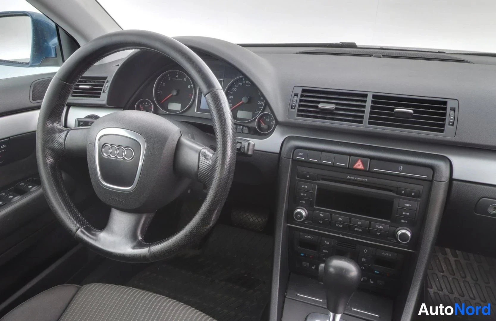 Sininen Audi A4 2008, ohjaamo, kuva 11