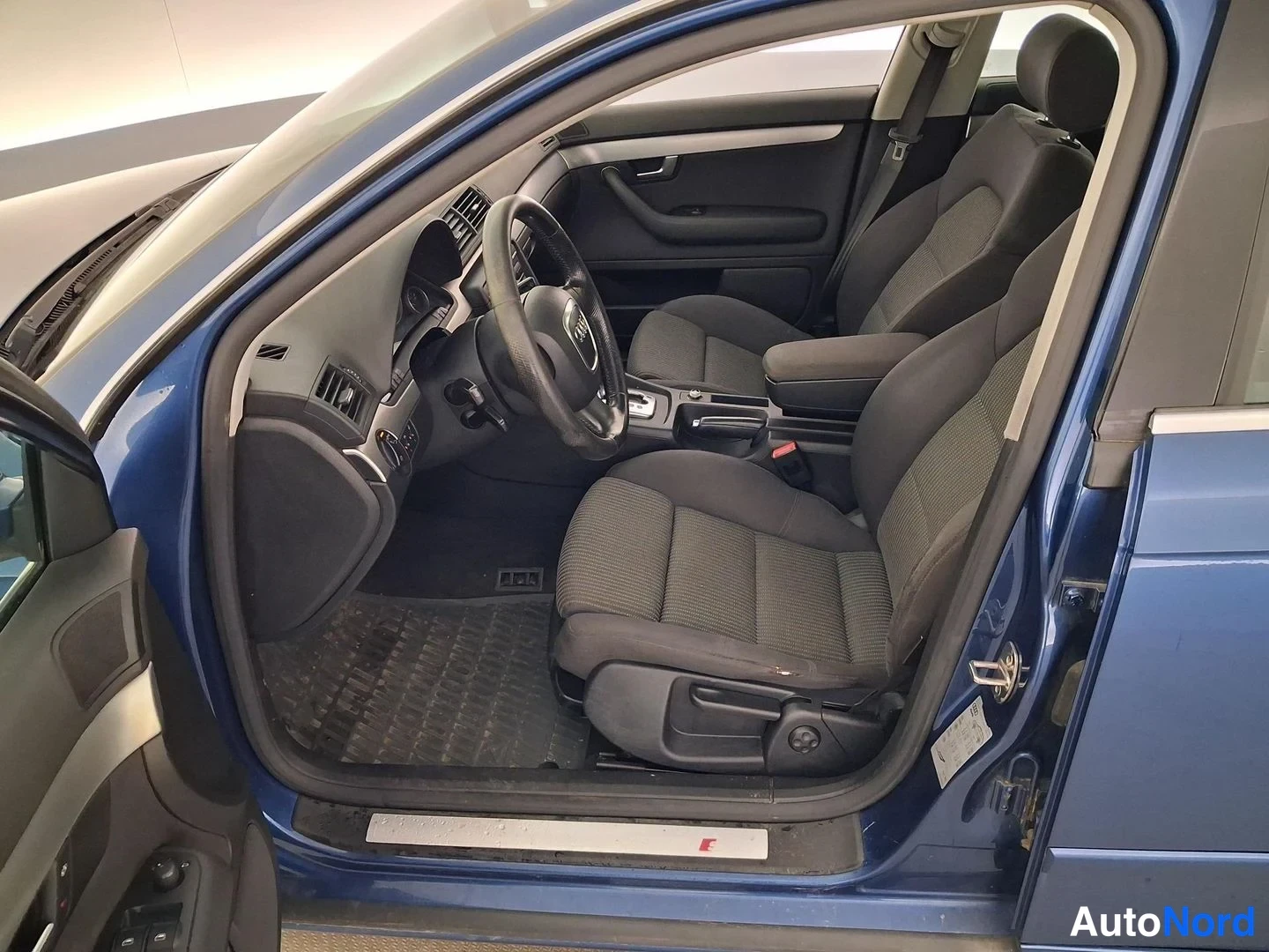Sininen Audi A4 2008, ohjaamo, kuva 8
