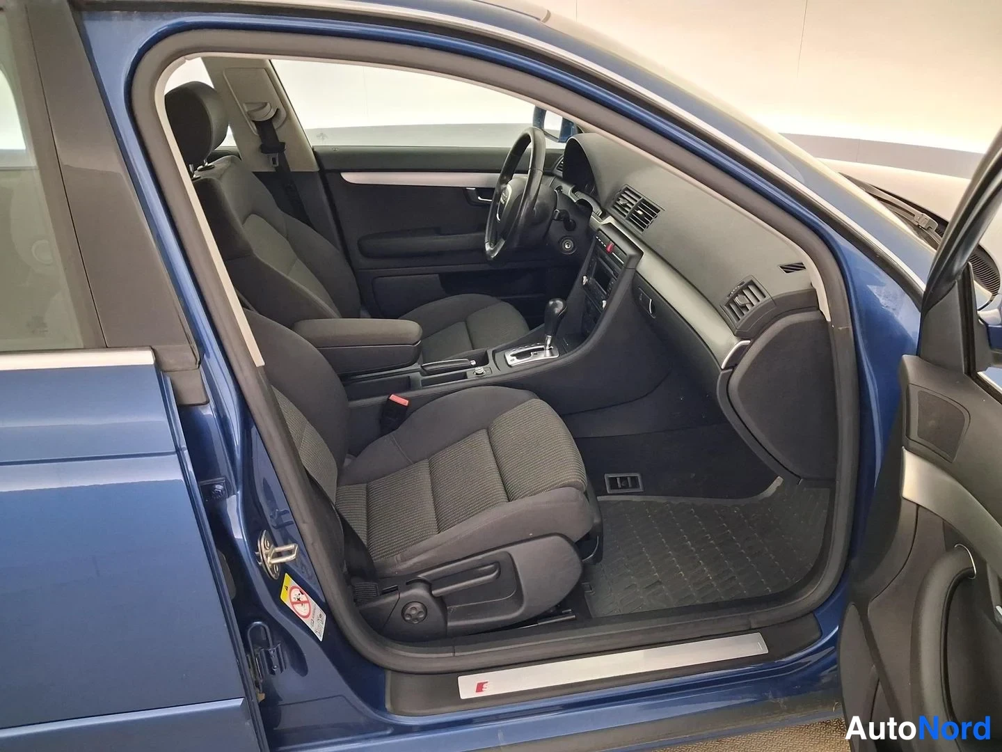Sininen Audi A4 2008, ohjaamo, kuva 9