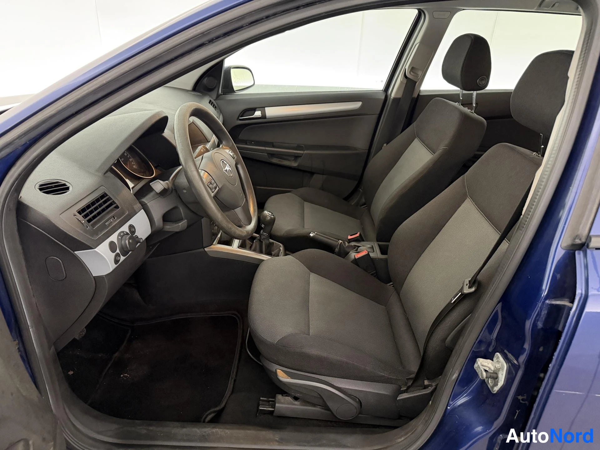 Sininen Opel Astra 2006, ohjaamo, kuva 7
