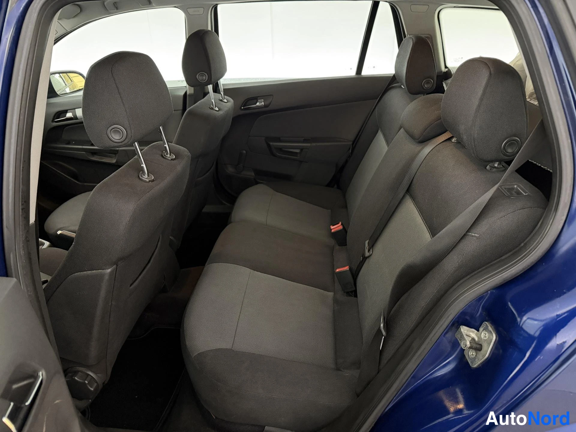 Sininen Opel Astra 2006, takaistuimet, kuva 11
