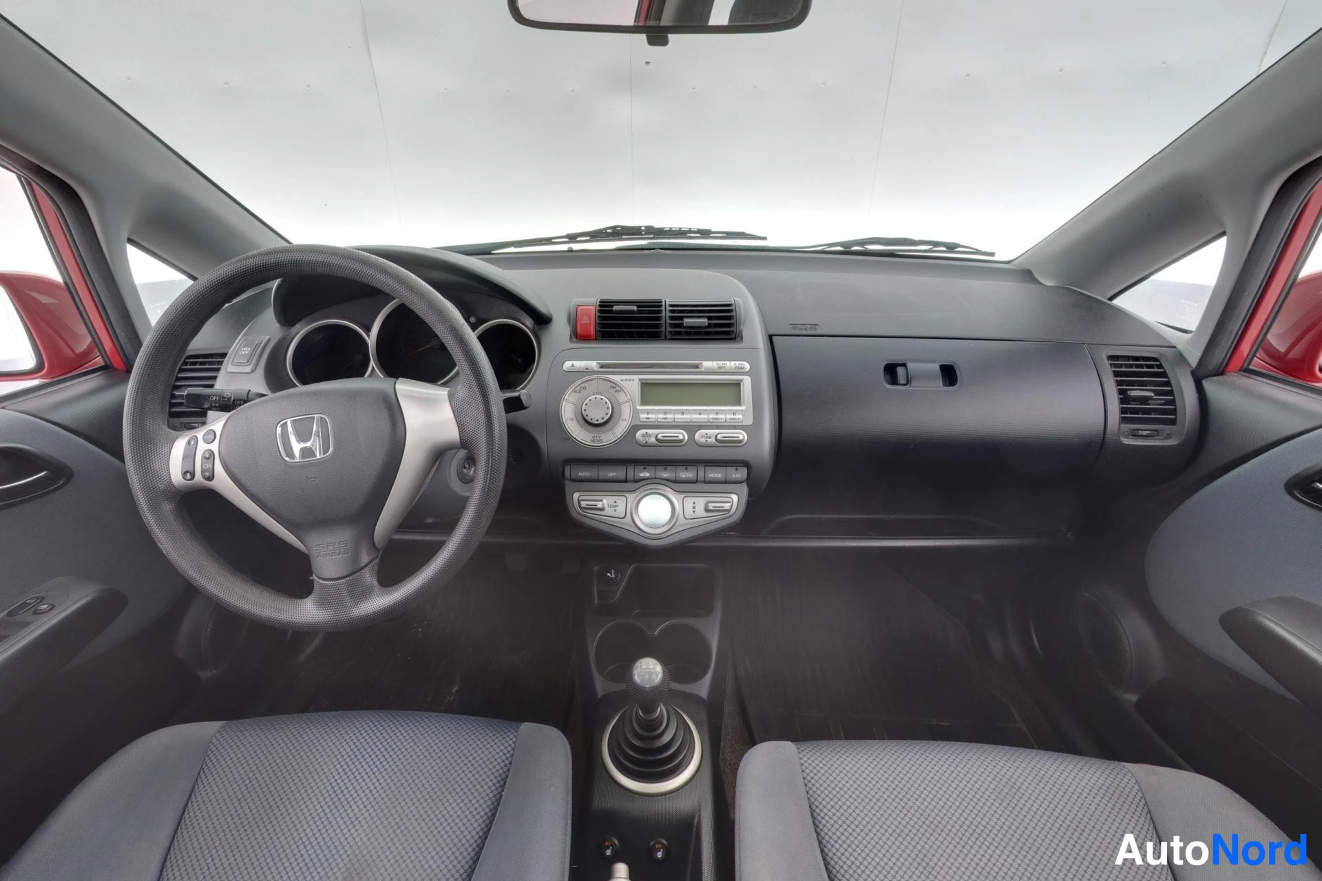 Punainen Honda Jazz 2007, ohjaamo, kuva 8