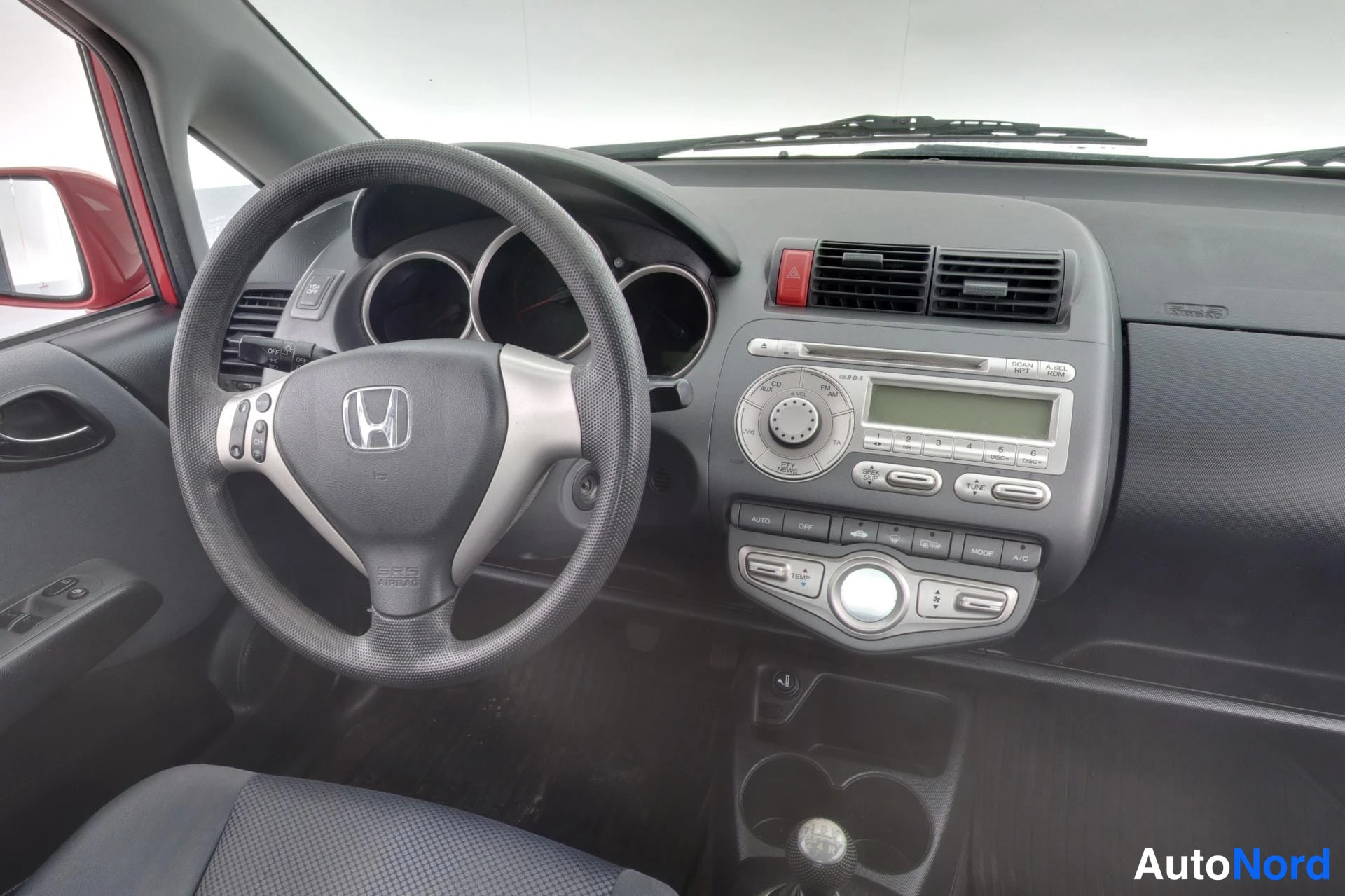 Punainen Honda Jazz 2007, ohjaamo, kuva 9
