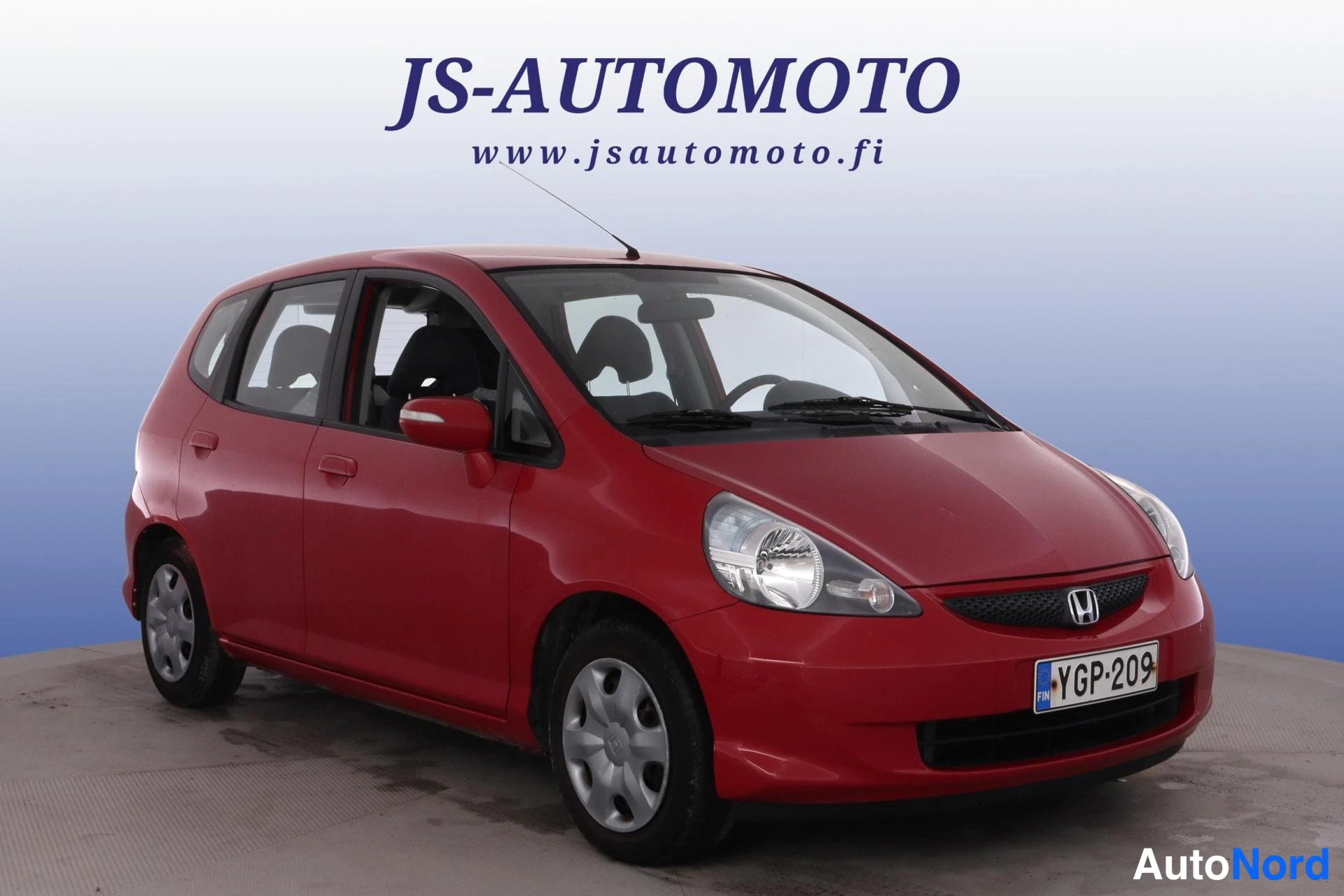 Punainen Honda Jazz 2007, etuviisto, keula oikealle, kuva 3