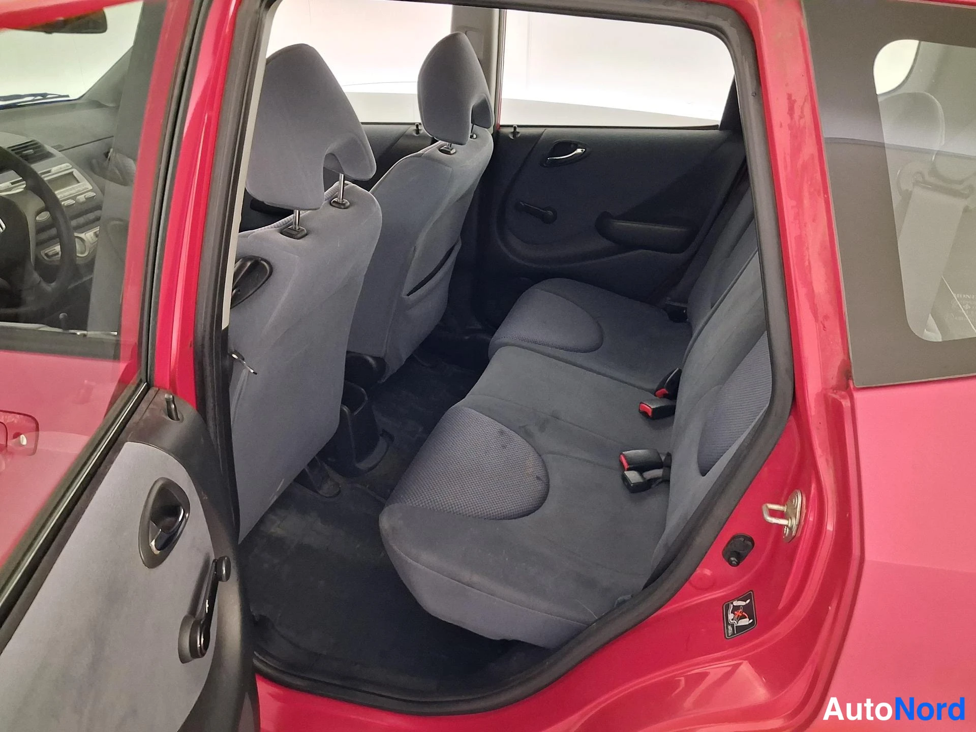 Punainen Honda Jazz 2007, takaistuimet, kuva 13
