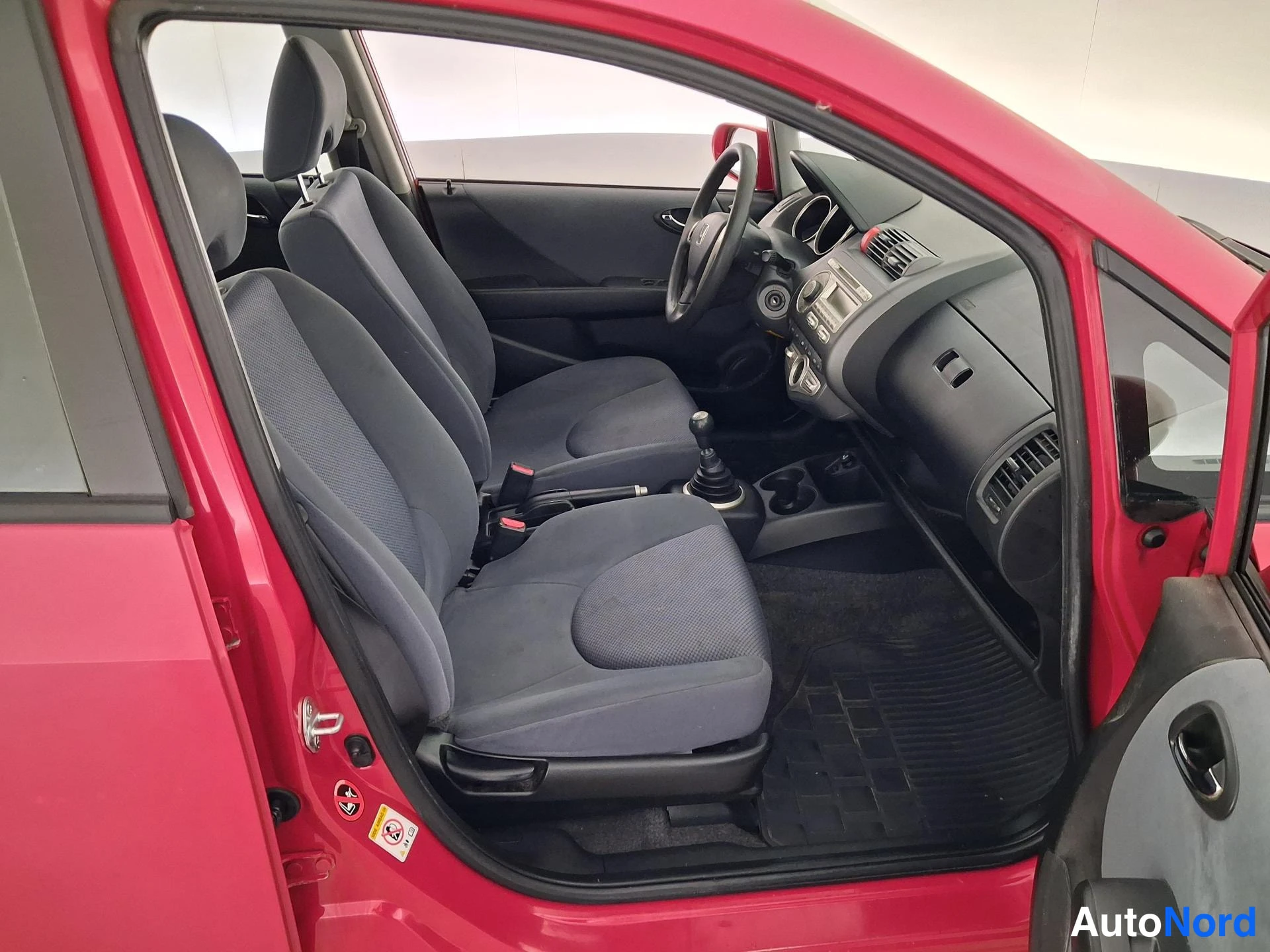 Punainen Honda Jazz 2007, etuistuimet, kuva 11