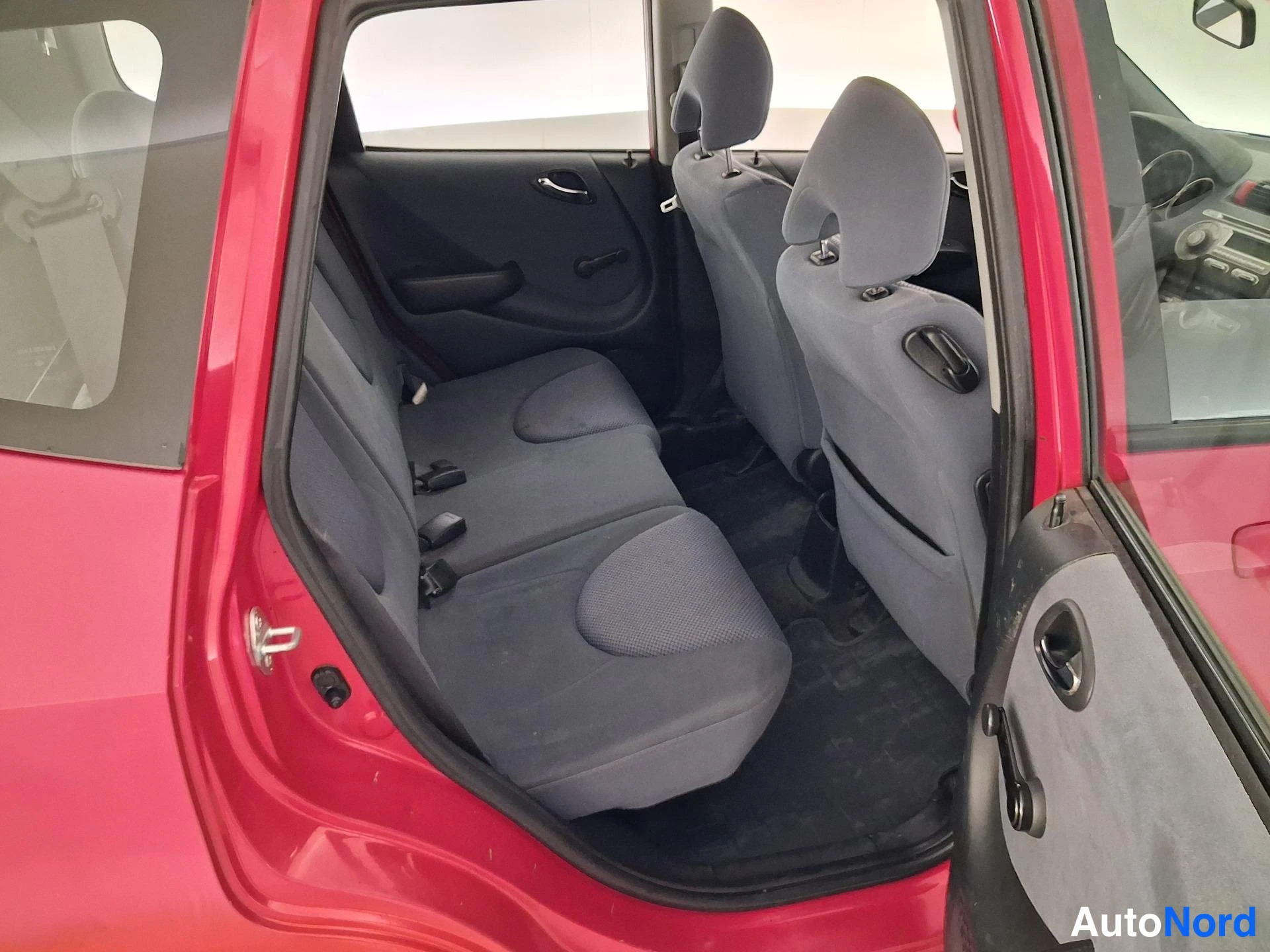 Punainen Honda Jazz 2007, takaistuimet, kuva 14