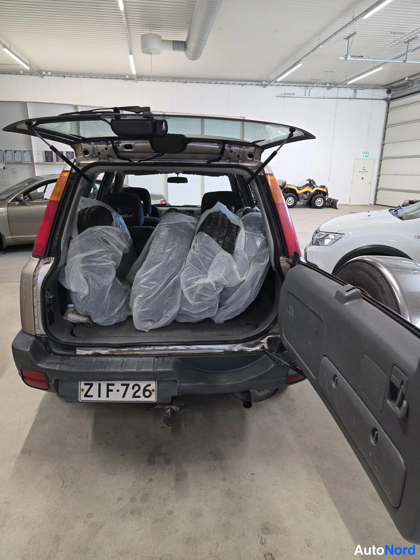 Beige Honda CR-V 1999, bagageutrymme, bild 15