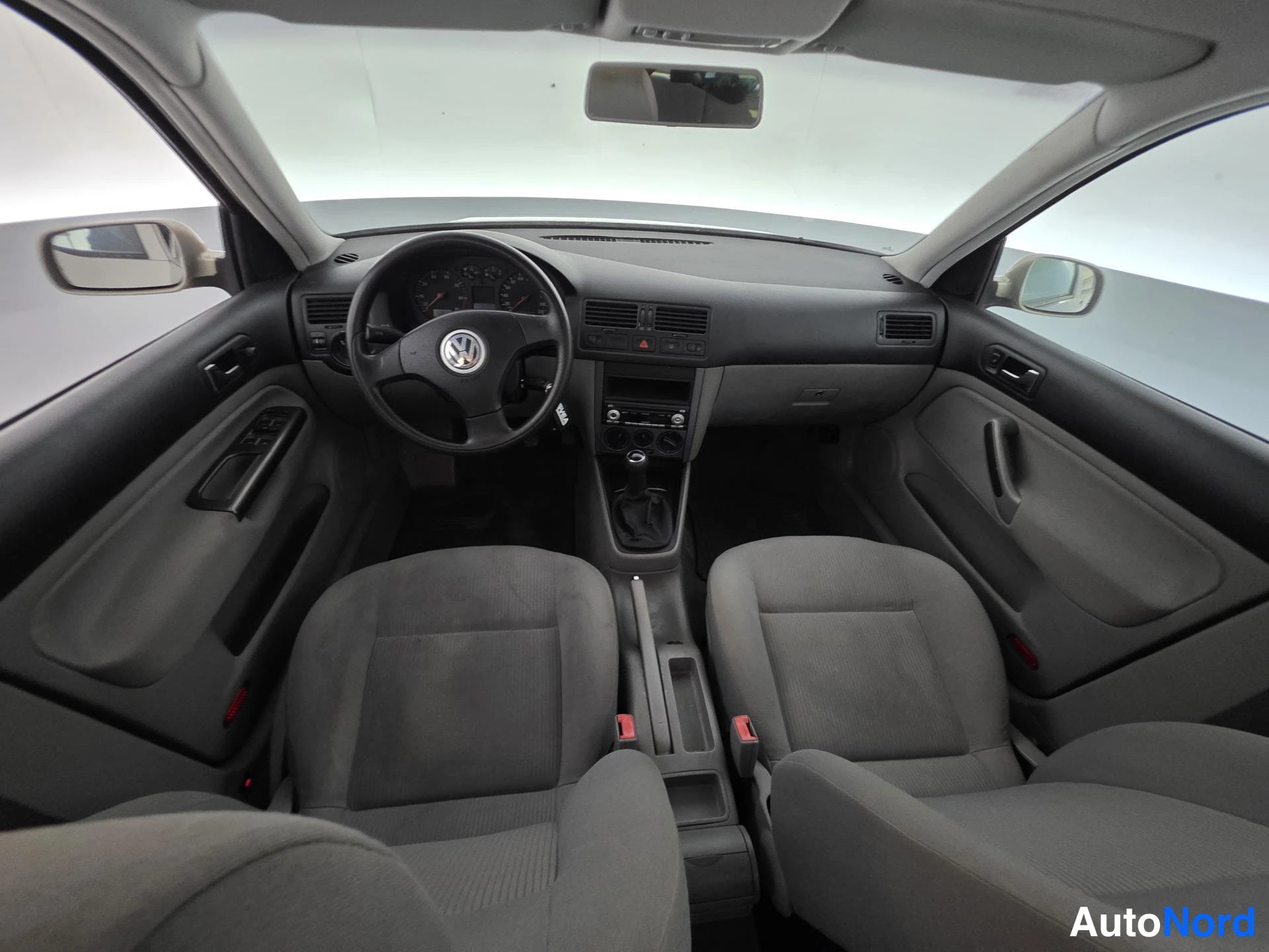 Beige Volkswagen Bora 2004, ohjaamo, kuva 8