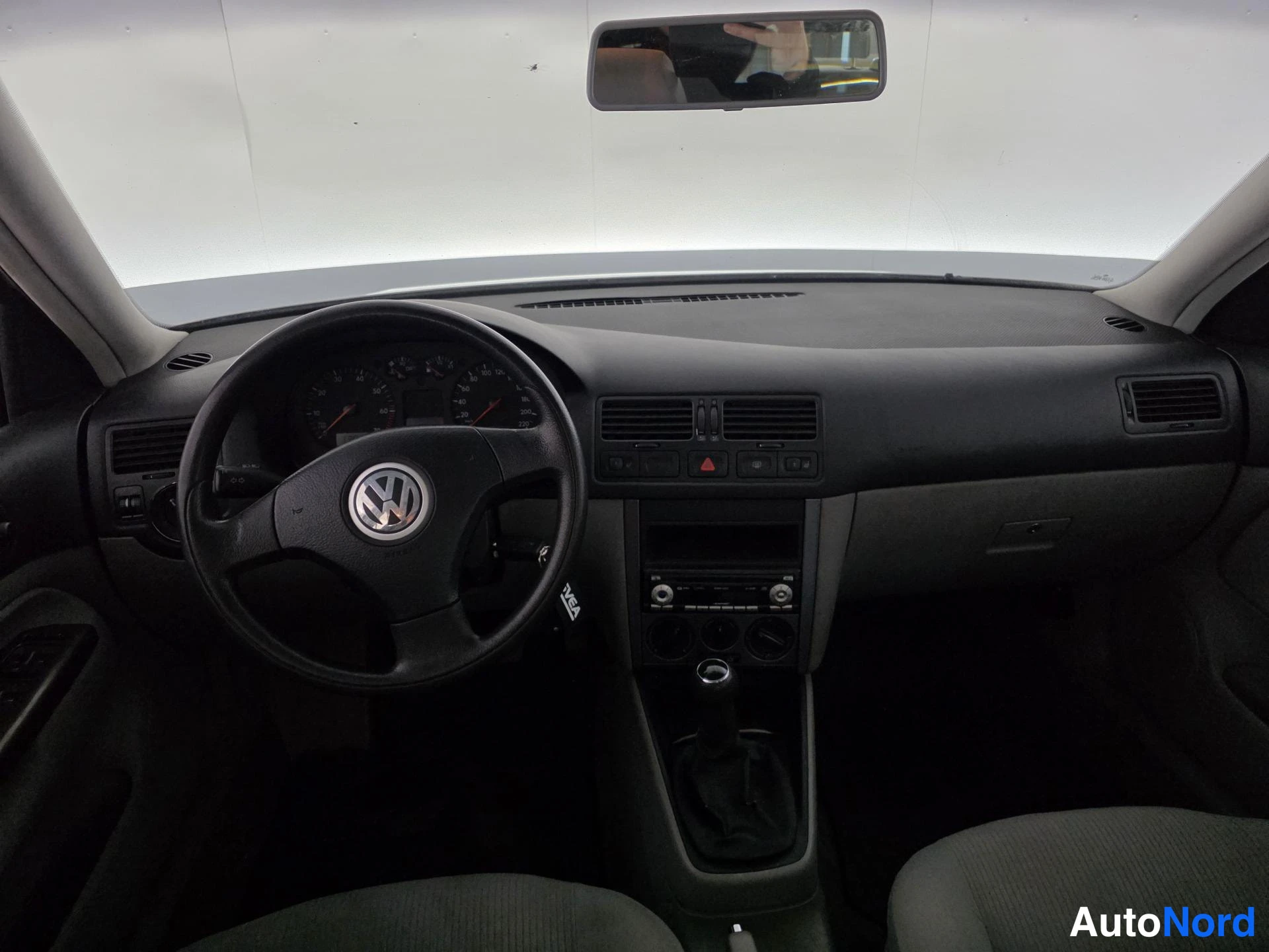 Beige Volkswagen Bora 2004, ohjaamo, kuva 9