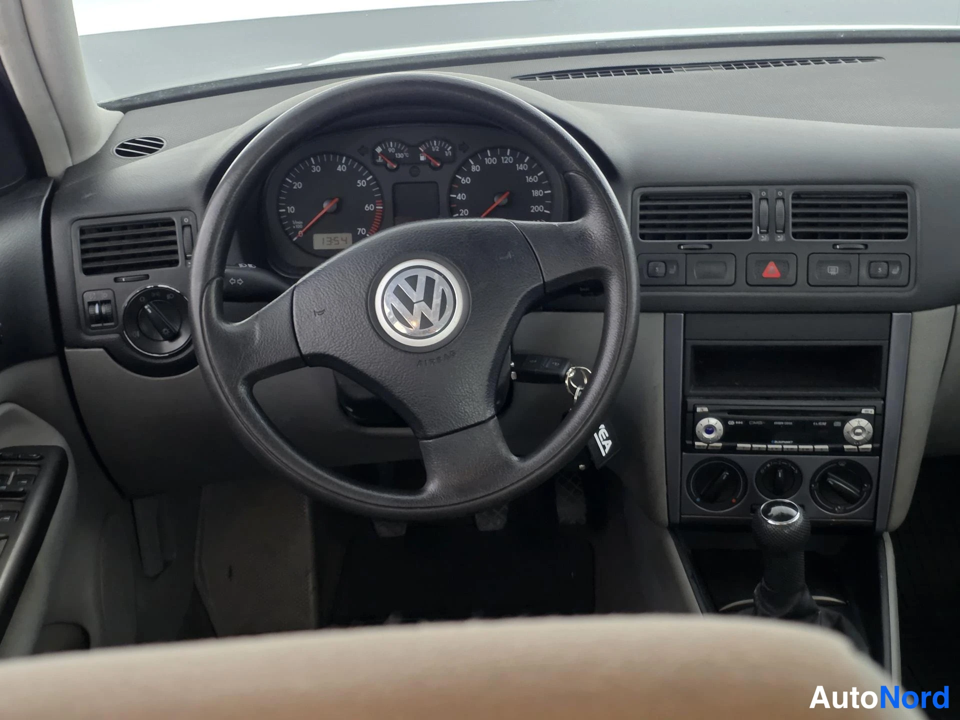 Beige Volkswagen Bora 2004, ohjaamo, kuva 10