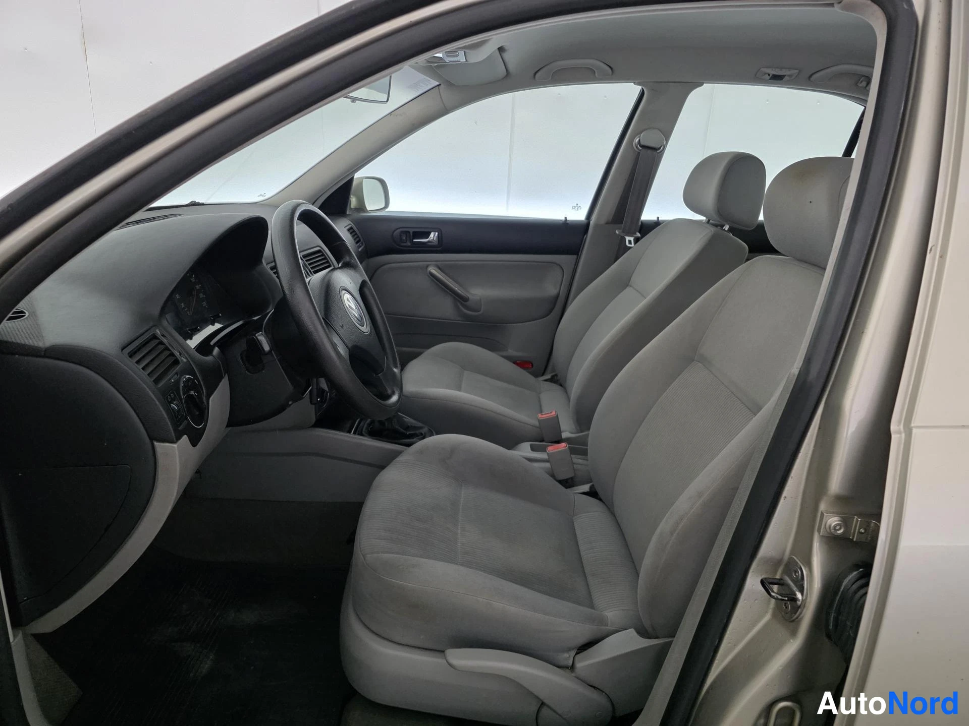 Beige Volkswagen Bora 2004, ohjaamo, kuva 7