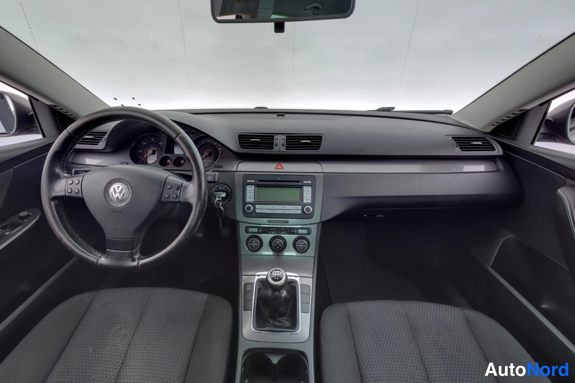 Harmaa Volkswagen Passat 2007, ohjaamo, kuva 7