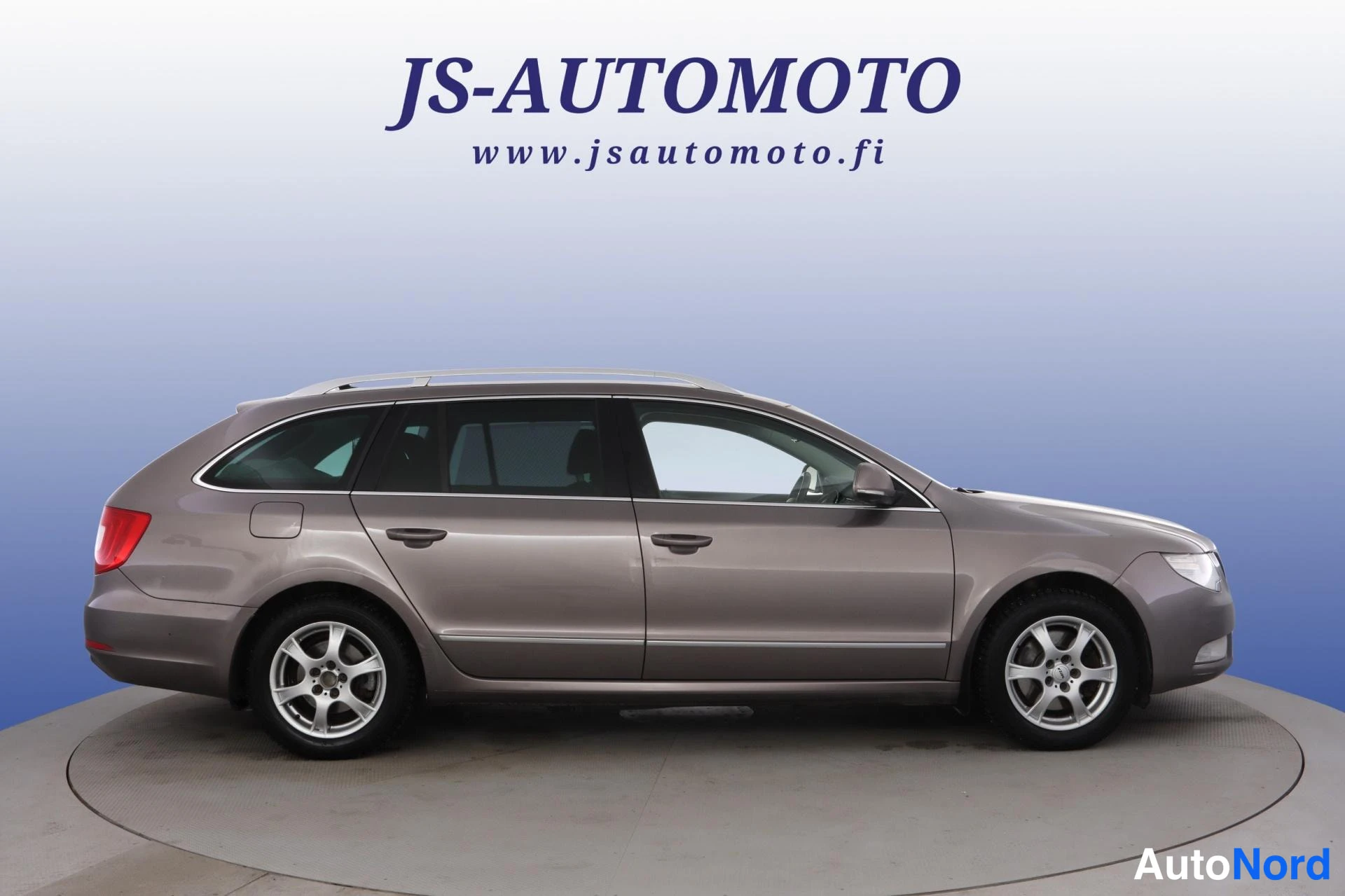 Harmaa Skoda Superb 2010, sivulta, kuva 3