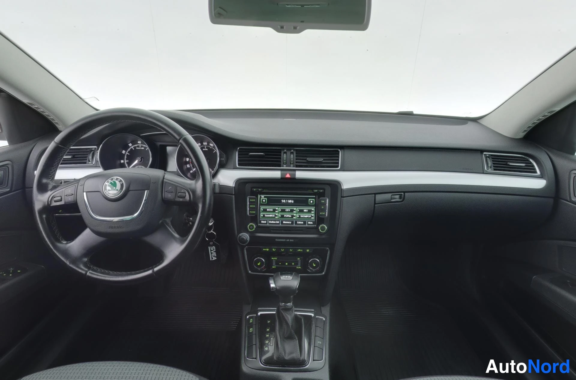 Harmaa Skoda Superb 2010, ohjaamo, kuva 7