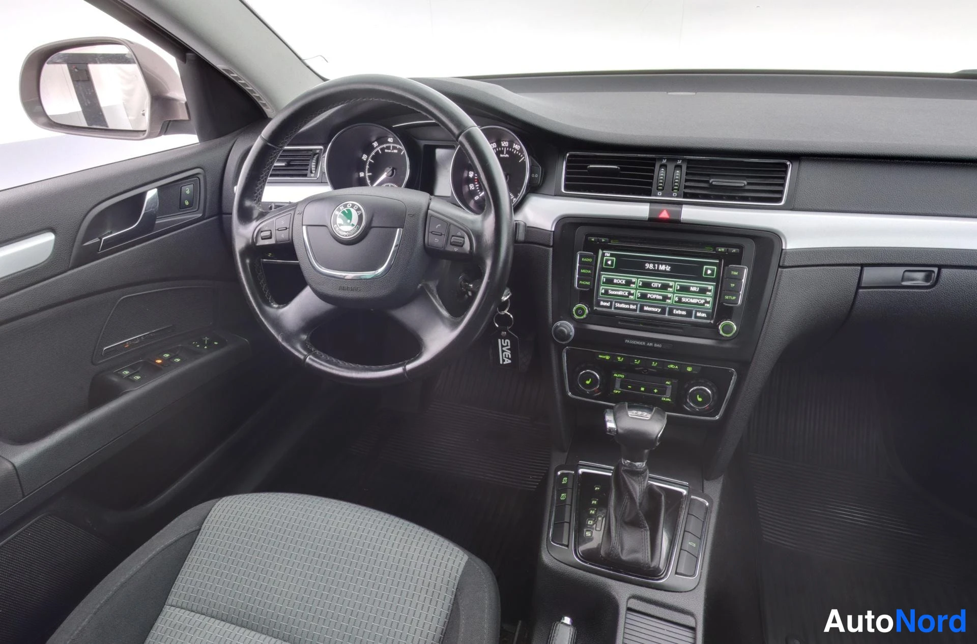 Harmaa Skoda Superb 2010, ohjaamo, kuva 8