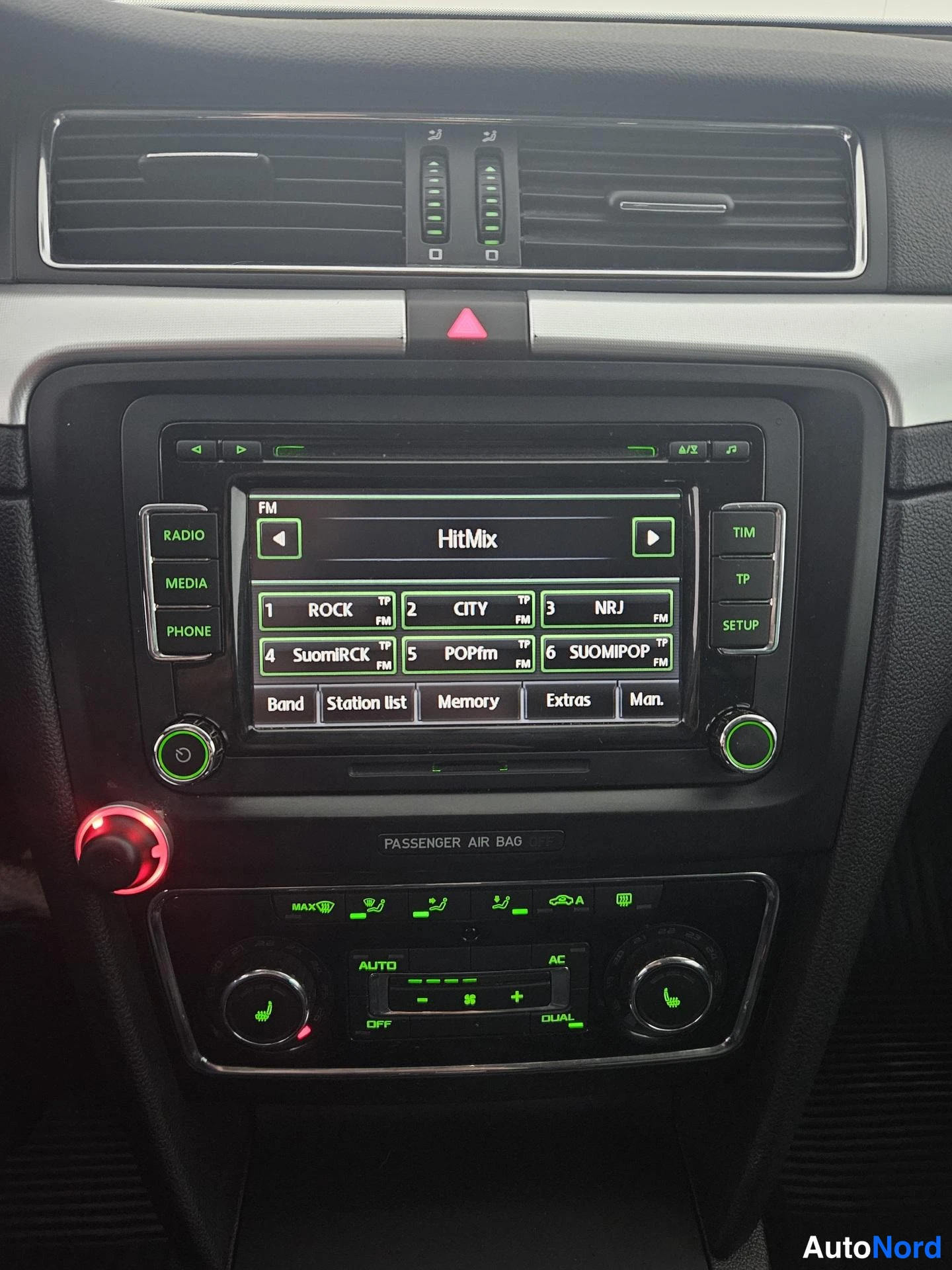 Harmaa Skoda Superb 2010, ohjaamo, kuva 9