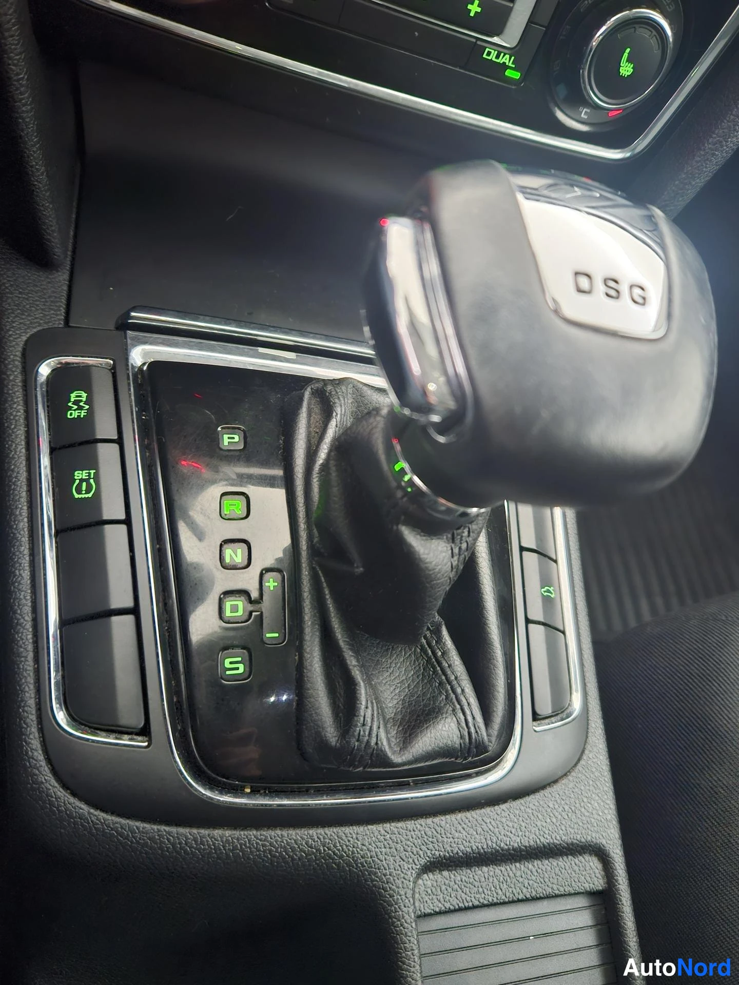 Harmaa Skoda Superb 2010, yksityiskohta, kuva 17